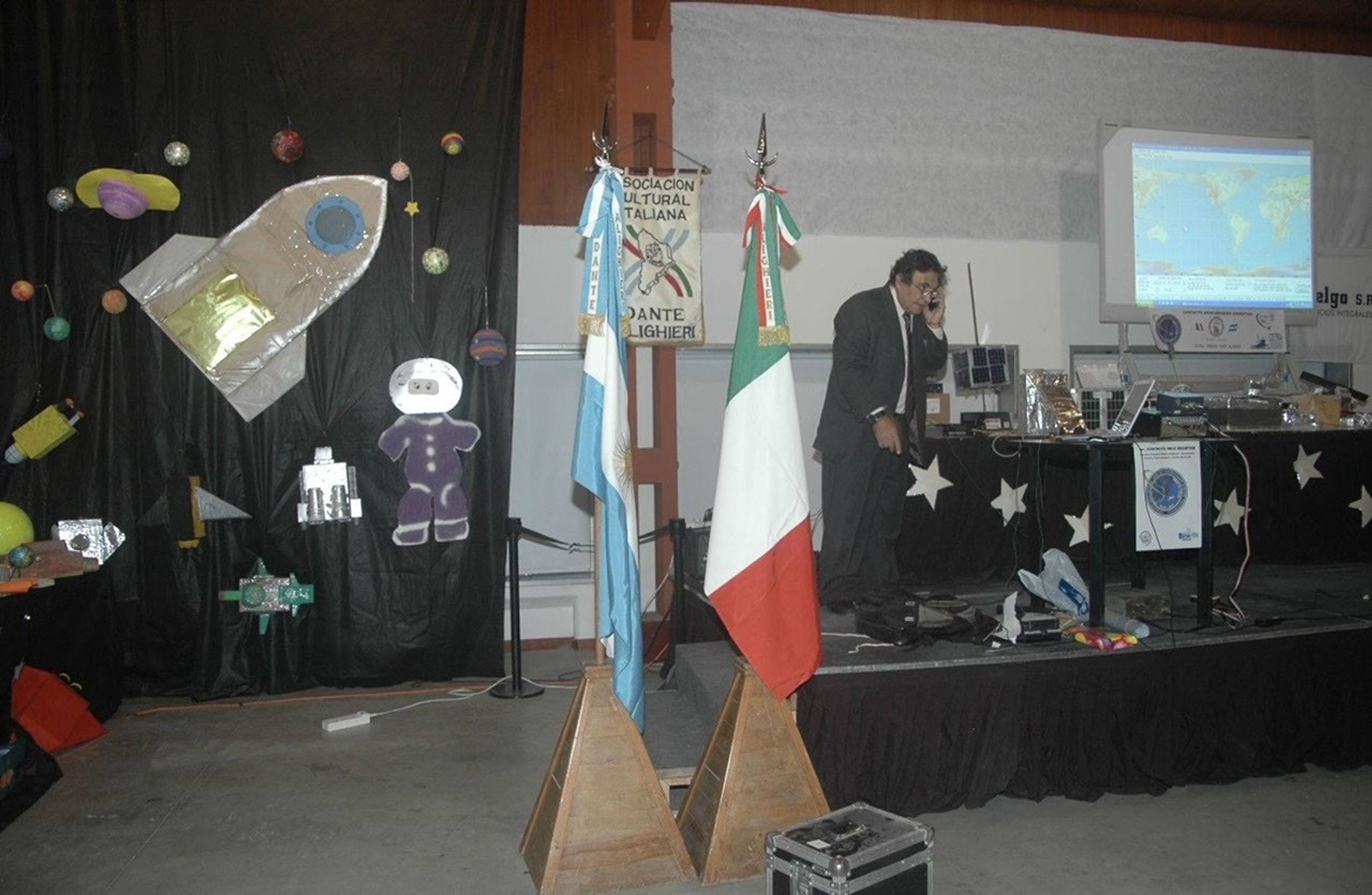 El radioaficionado argentino Luis Funes, durante el evento del contacto ARISS entre estudiantes de la Escuela Dante Alighieri en la provincia de Neuqu�n, Argentina, y el astronauta de la Agencia Espacial Europea Luca Parmitano, en 2011.