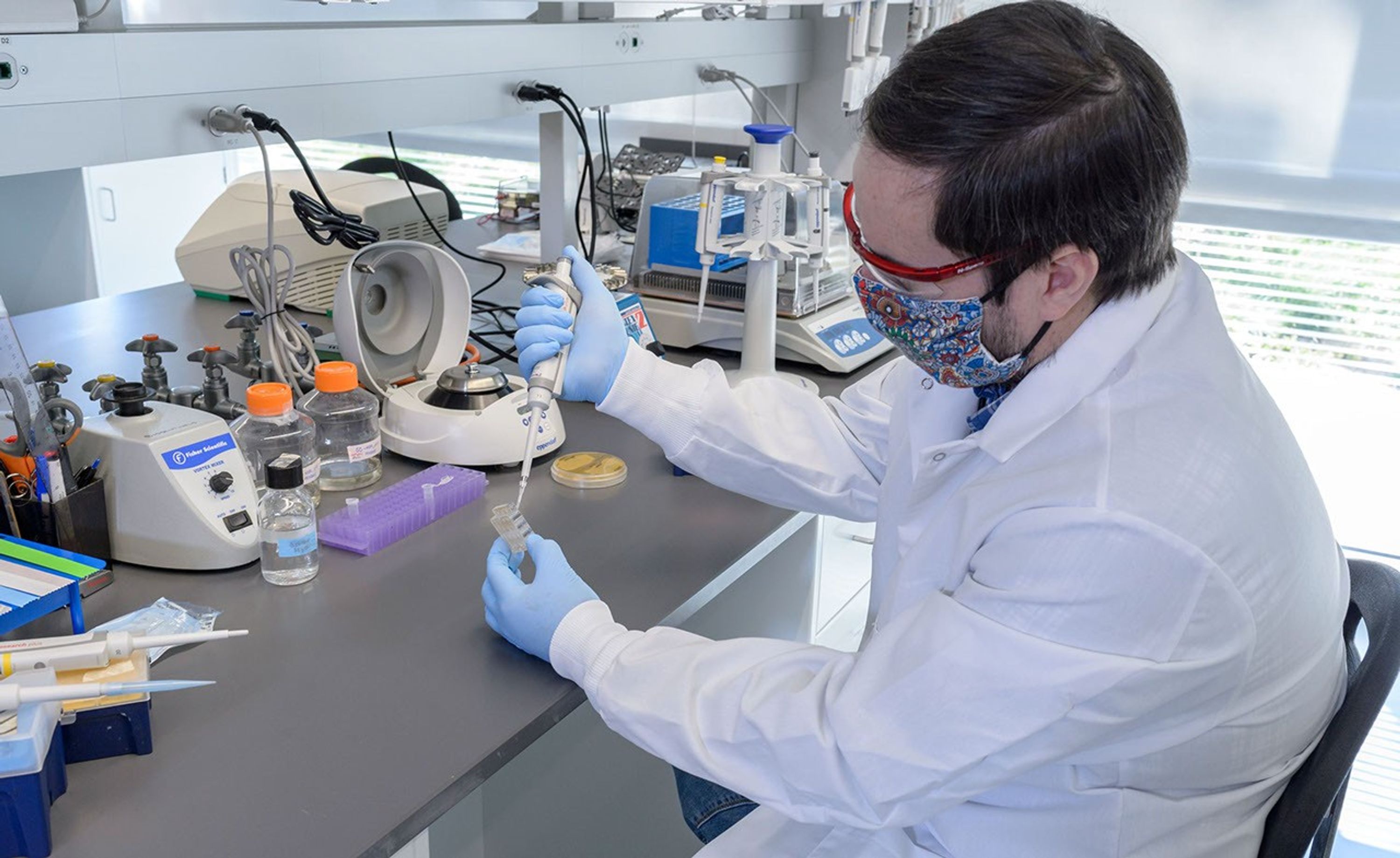 Foto de Sergio Santa María, científico del proyecto BioSentinel de la NASA.