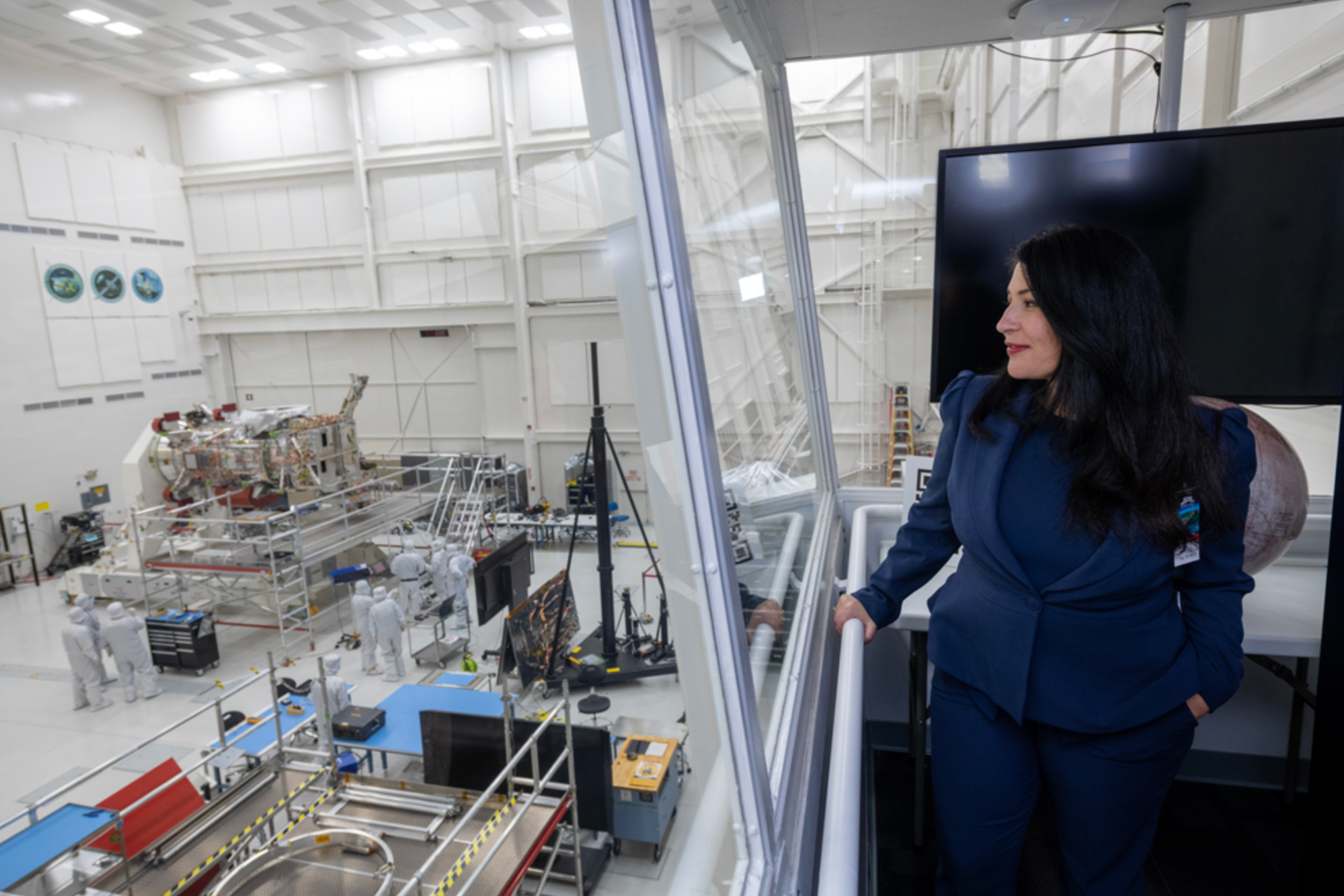 Foto de Ada Limón observando la sala limpia en donde se estaba ensamblando la nave espacial Europa Clipper de la NASA.