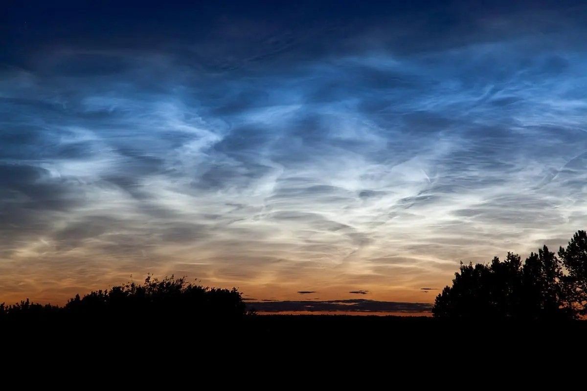 Nubes noctilucentes aparecieron en el cielo sobre Edmonton, Alberta, en Canadá, el 2 de julio de 2011.