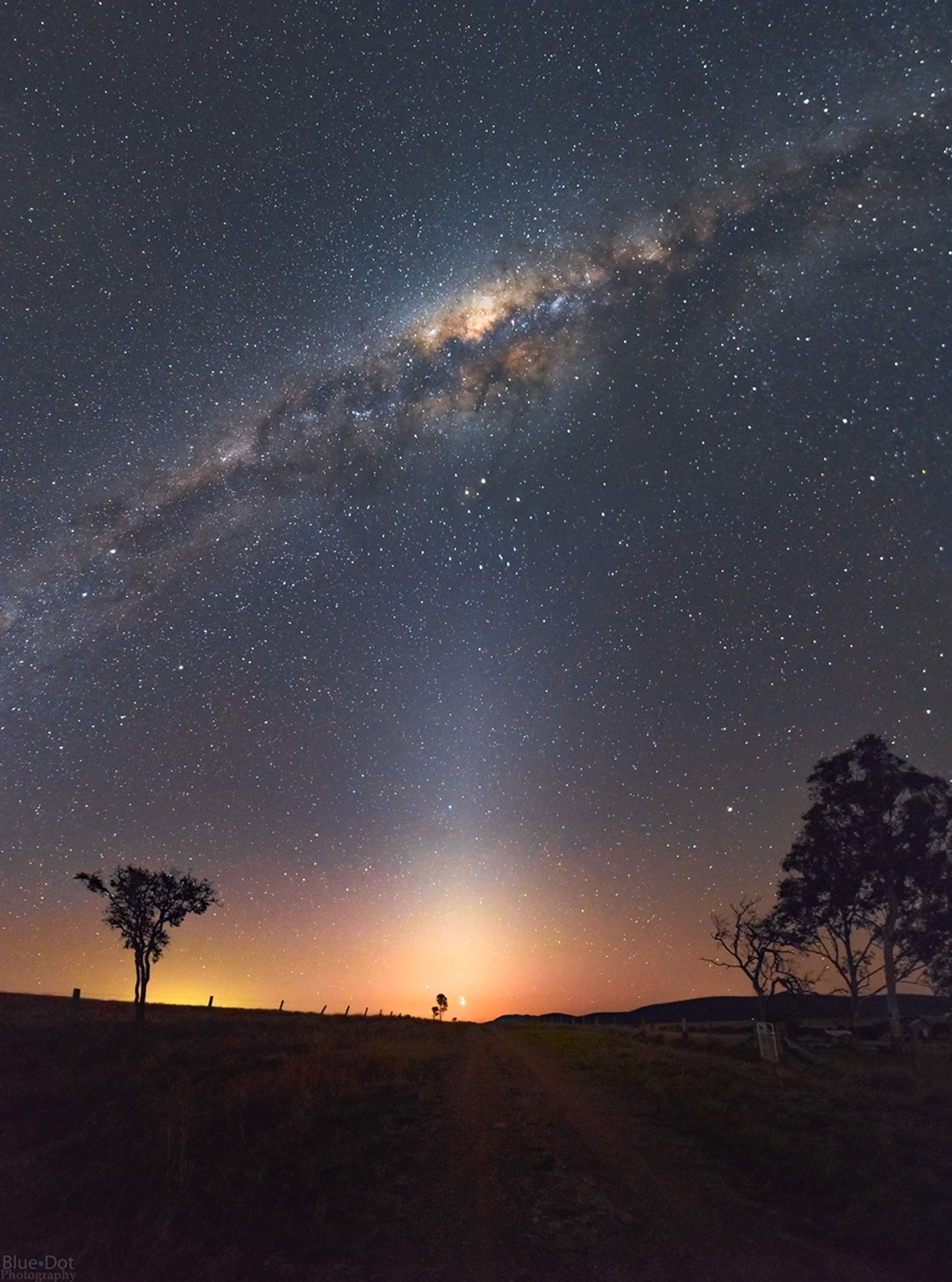 La luz brillante que aparece al final de este camino rural es una conjunción cercana de dos cuerpos celestes, Venus y Júpiter, el 27 de agosto de 2016. Este panorama vertical muestra el centro de la Vía Láctea cerca del cenit, posado encima de una columna de luz zodiacal a lo largo del plano de la eclíptica.