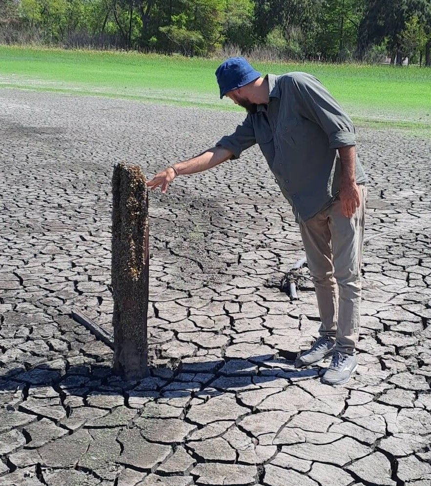 El ingeniero ambiental Tiago Pohren realiza una inspección de campo en Canelón Grande, el segundo embalse más grande que sirve a Montevideo, durante la sequía.