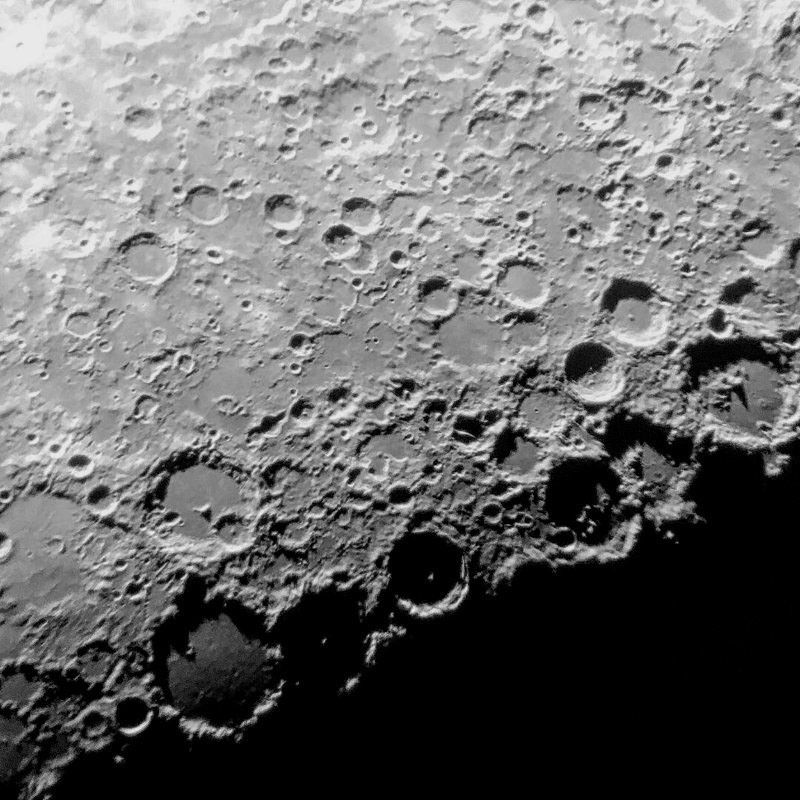 Este primer plano de unos cráteres lunares fue tomado través del ocular de un telescopio Celestron C8 con un iPhone 6 sostenido con la mano.