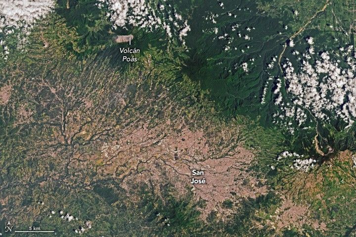 Imagen satelital del volcán Poás en Costa Rica.