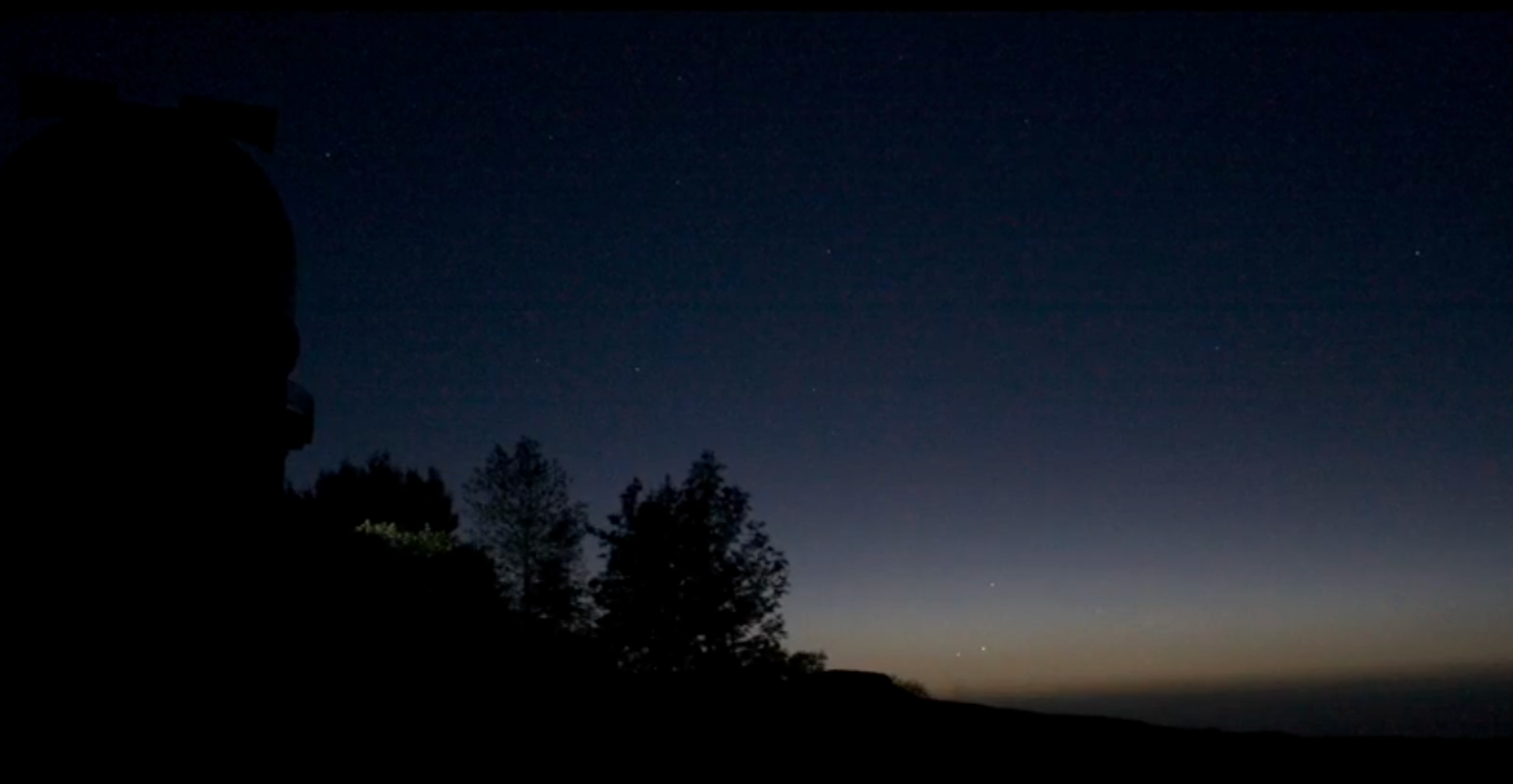 En orden ascendente: Júpiter, Venus y Mercurio se distinguen cerca del horizonte durante un desfile planetario. 