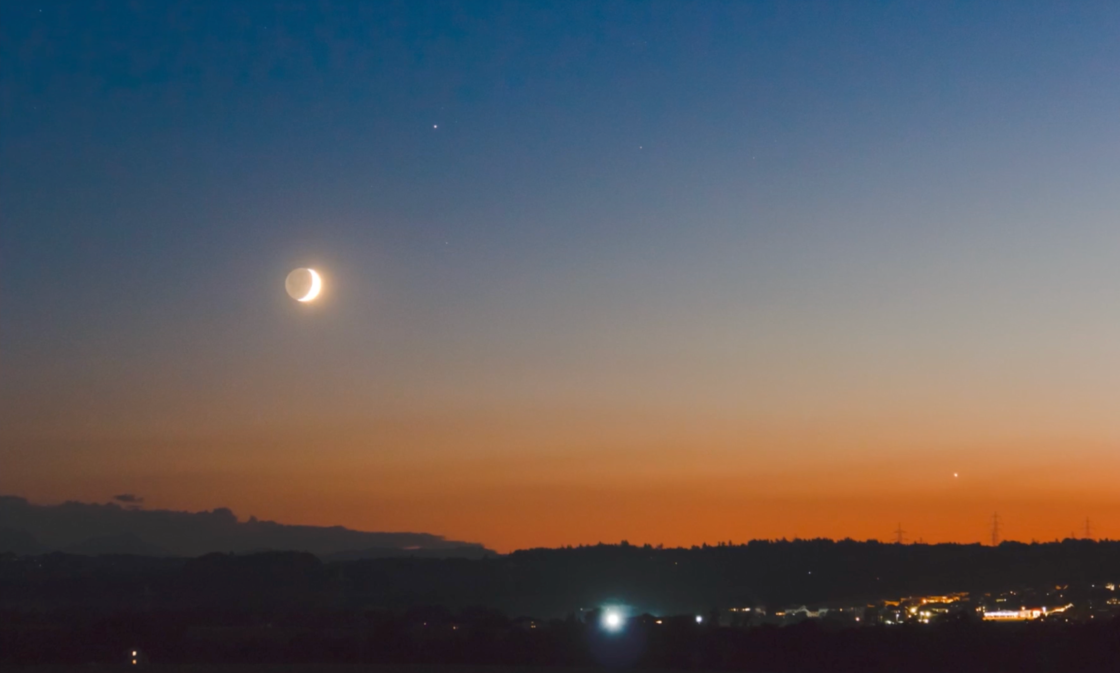 Durante una conjunción, los objetos en el cielo —en este caso Saturno y la Luna— se ven muy juntos a pesar de que en realidad están muy separados.