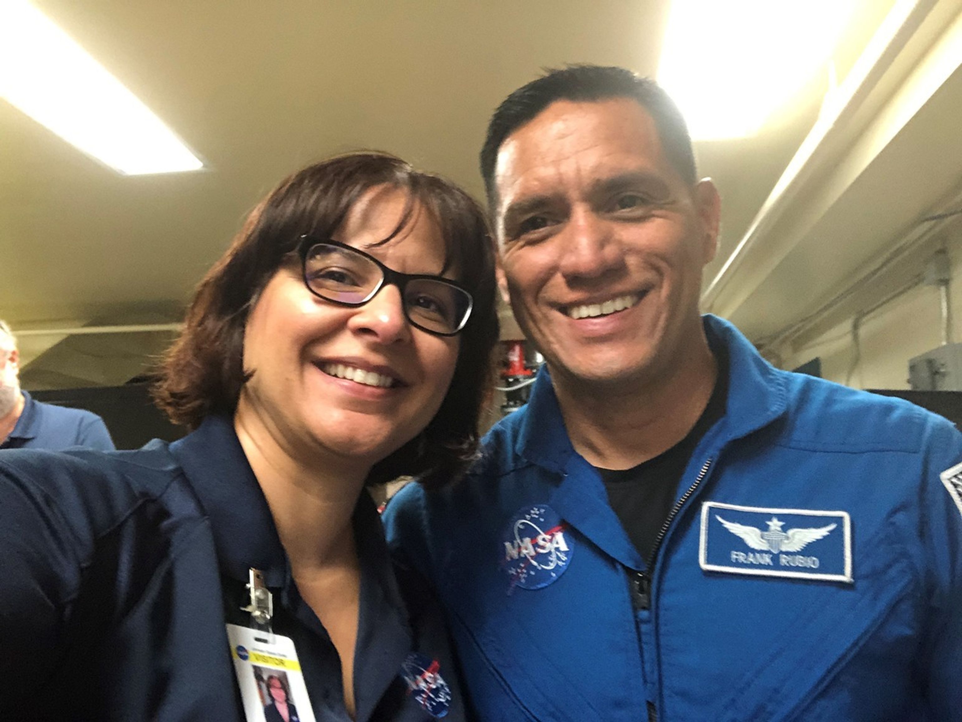 Una "selfie" de la comunicadora Ana Guzmán (derecha) y el astronauta de la NASA Frank Rubio (izquierda).