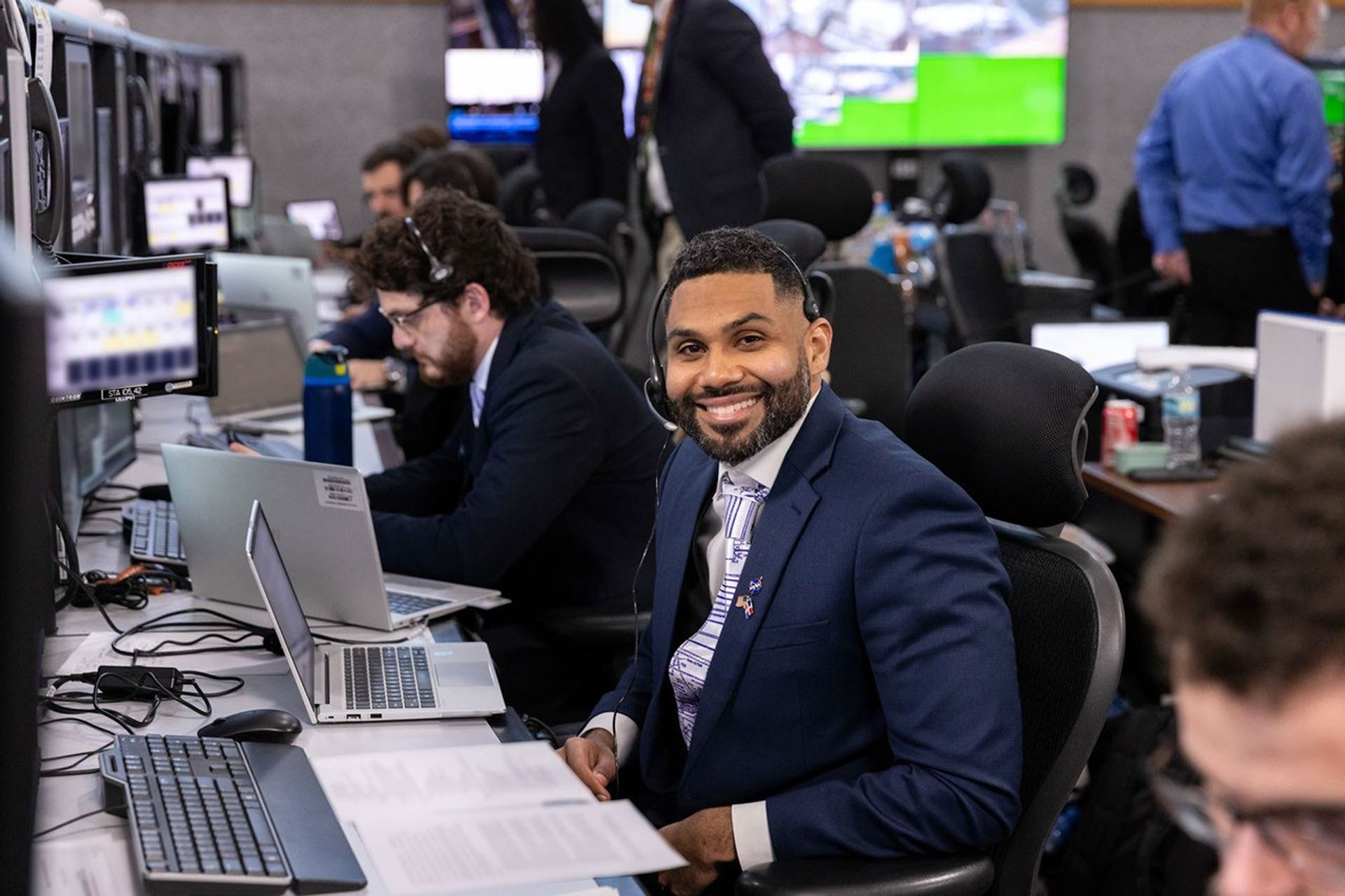 Mike Guzmán, ingeniero de los sistemas de propulsión principales, participa en un ensayo general con circulación de combustible para la misión Artemis II el lunes 2 de febrero de 2026, dentro de la Sala de Encendido de Motores 1, en el Centro de Control de Lanzamiento Rocco A. Petrone, en el Centro Espacial Kennedy de la NASA en Florida. Este ensayo general con tanques llenos permite al equipo de lanzamiento de Artemis II ejecutar las operaciones de carga de combustible, llevar a cabo una cuenta regresiva de lanzamiento completa, demostrar la capacidad de reiniciar el reloj de la cuenta regresiva y vaciar los tanques para practicar los cronogramas y procedimientos para el lanzamiento.