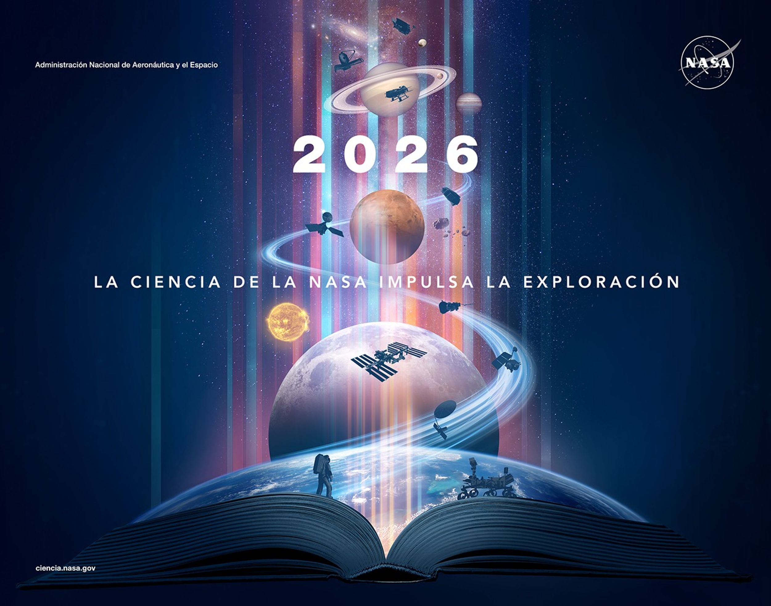 La portada del Calendario de Ciencia de la NASA 2026 conmemora el 250.o aniversario de Estados Unidos. La ilustración utiliza tonos azules con detalles cálidos en tonos pastel que muestran el viaje de exploración espacial de la humanidad. En la parte inferior, un libro de historia abierto emite luz, y la Tierra emerge por encima de él. Un camino se extiende desde el libro hacia el espacio profundo, hasta más allá de la Luna, Marte y Saturno, y muestra naves espaciales, incluyendo a NISAR, la Estación Espacial Internacional, la sonda solar Parker, los orbitadores LRO y MRO, Dragonfly, el explorador NEO, y los telescopios espaciales Webb y Roman. Un astronauta de Artemis y un explorador robótico aparecen en las páginas opuestas del libro: el astronauta da un primer paso en el trayecto cósmico para simbolizar cómo el descubrimiento científico abre el camino a la exploración humana en nuestro viaje más allá de la Tierra.