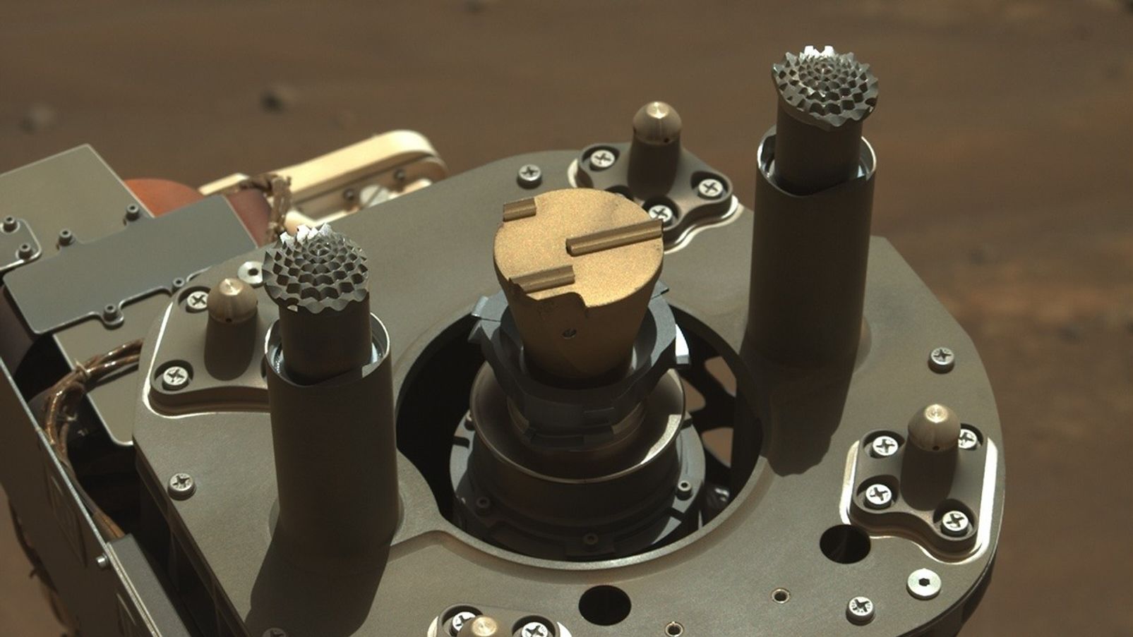 La broca abrasiva de Perseverance, de color dorado, ocupa el lugar central en esta imagen del taladro del rover tomada por el instrumento Mastcam Z el 2 de agosto de 2021, el día 160 de la misión en Marte.