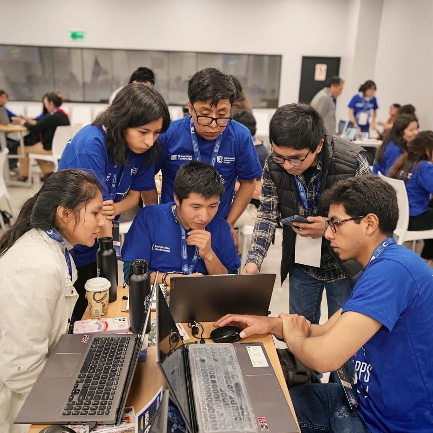 Un equipo trabaja en su proyecto durante un evento del Desafío Space Apps de la NASA 2024 en Arequipa, Perú. Los equipos tienen dos días para responder a los retos y enviar su proyecto para tener la oportunidad de ganar uno de los 10 premios globales.