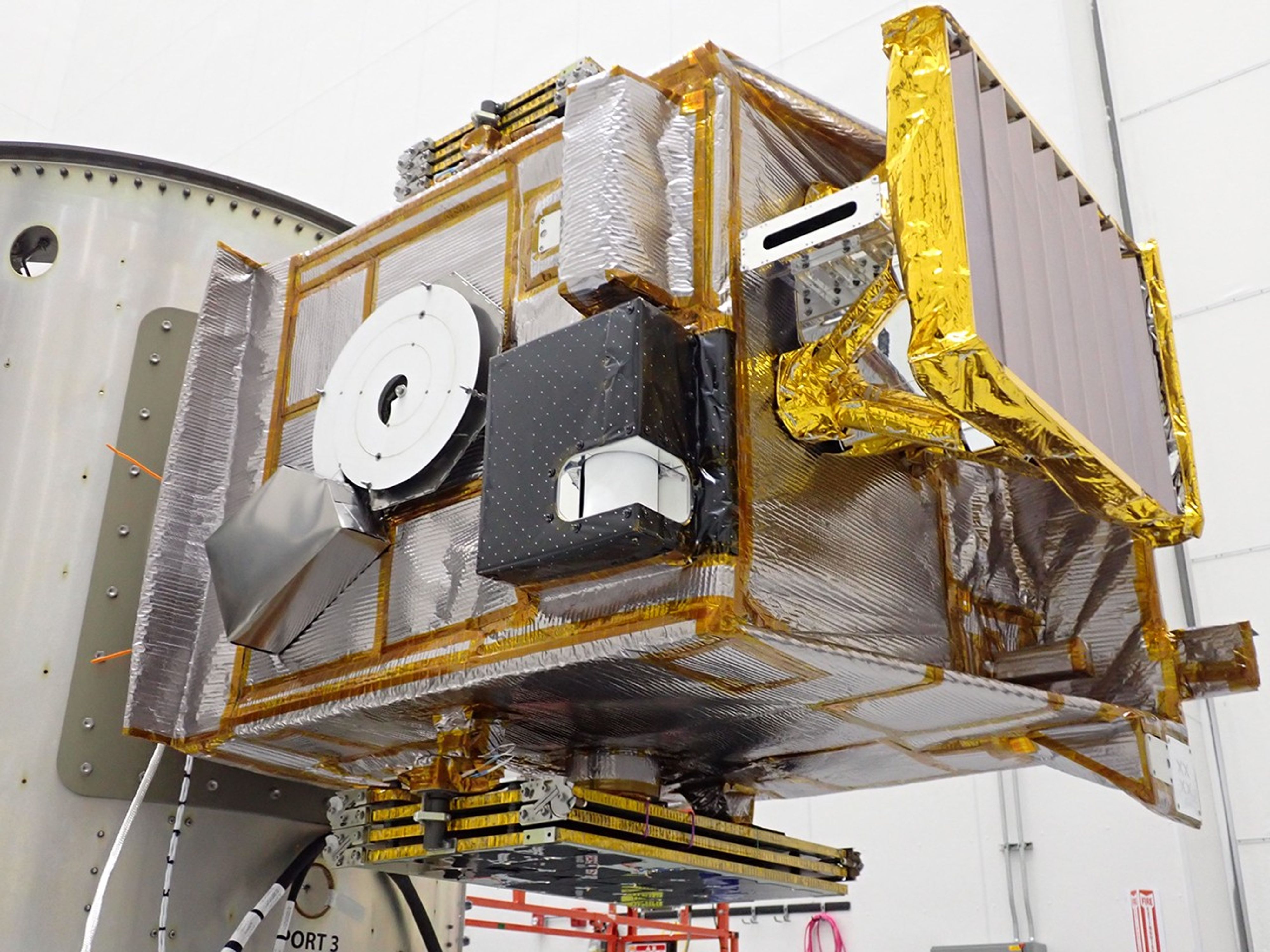 Cargado de combustible y acoplado a un adaptador utilizado para cargas útiles secundarias, Lunar Trailblazer de la NASA se ve en las instalaciones de procesamiento de cargas útiles de SpaceX dentro del Centro Espacial Kennedy de la NASA en Florida a principios de febrero de 2025.