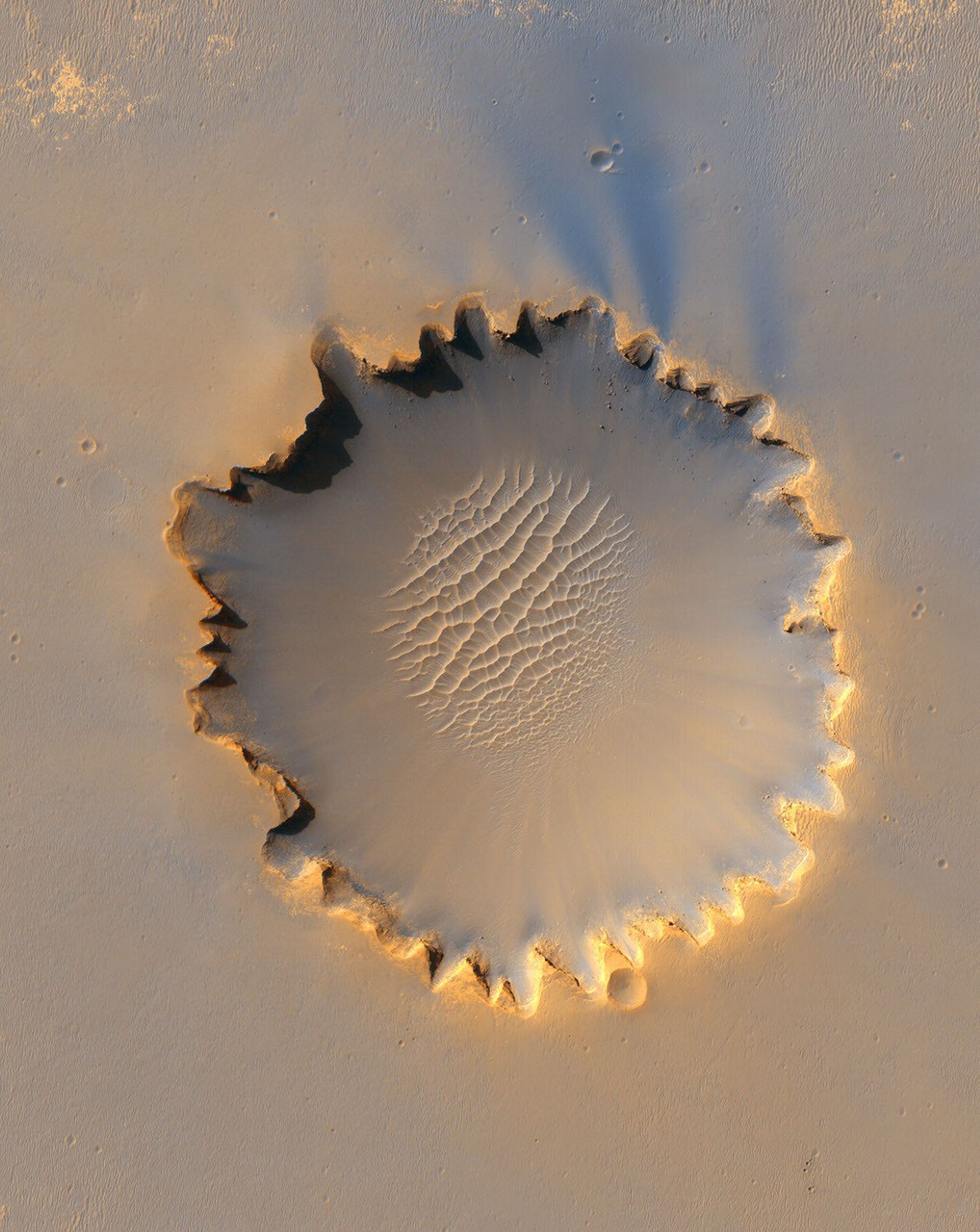 En esta imagen, HiRISE observa el cráter marciano Victoria.