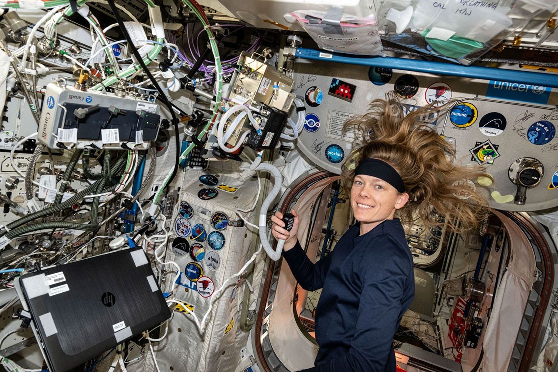 La astronauta de la NASA Nichole Ayers habla en una llamada de radioaficionados con estudiantes de la escuela Lakeside Junior High School en Springdale, Arkansas. Ayers respondió las preguntas de los estudiantes sobre su experiencia viviendo y trabajando a bordo de la Estación Espacial Internacional.