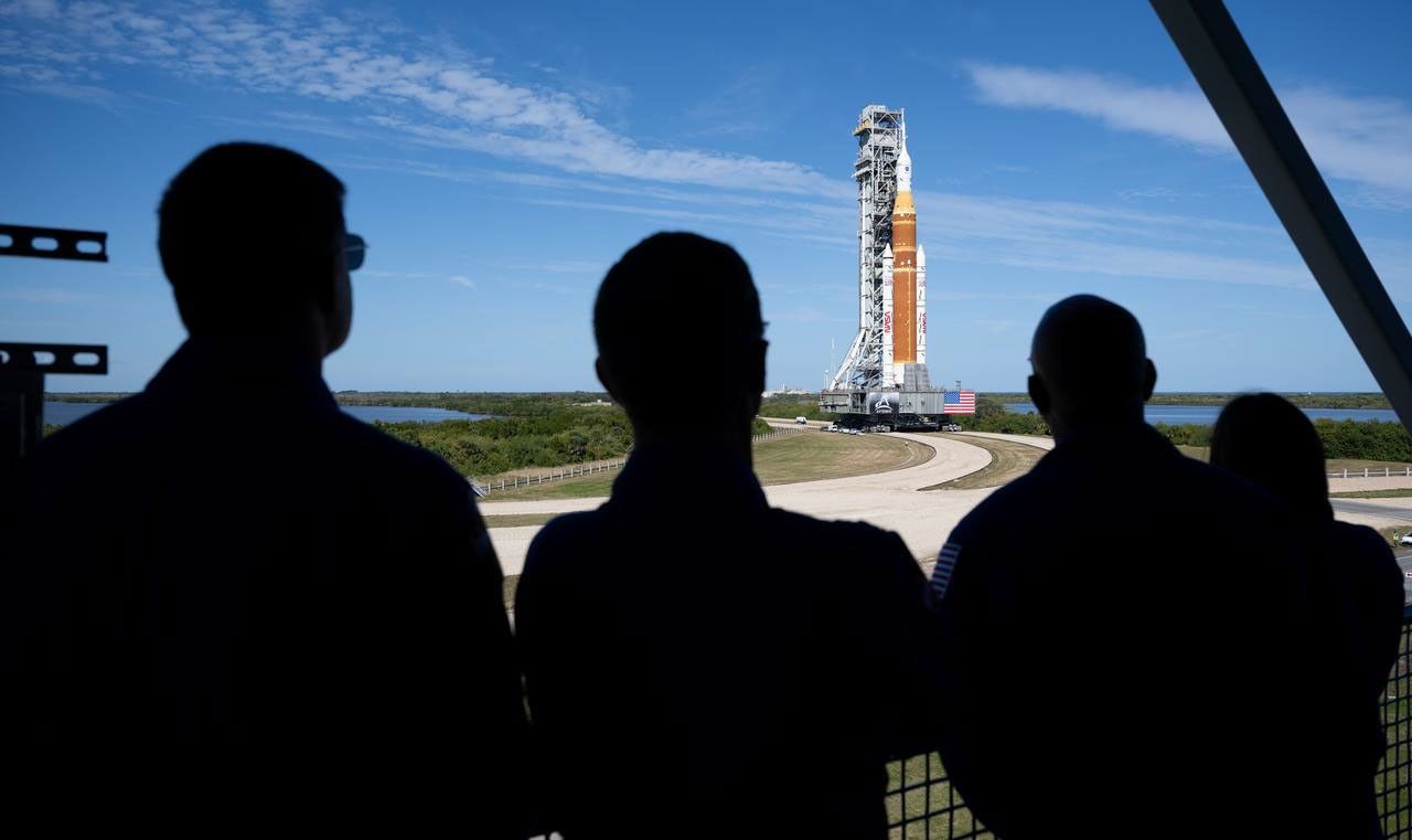El astronauta Jeremy Hansen, de la CSA (Agencia Espacial Canadiense), especialista de la misión Artemis II, a la izquierda, y los astronautas de la NASA Reid Wiseman, comandante de Artemis II, Victor Glover, piloto de Artemis II, y Christina Koch, especialista de la misión Artemis II, observan cómo el cohete SLS de la NASA y la nave espacial Orion, fijados al lanzador móvil, recorren los 6,7 km que separan la plataforma de lanzamiento 39B de la plataforma de transporte 2, el sábado 17 de enero de 2026, en el Centro Espacial Kennedy de la NASA en Florida.