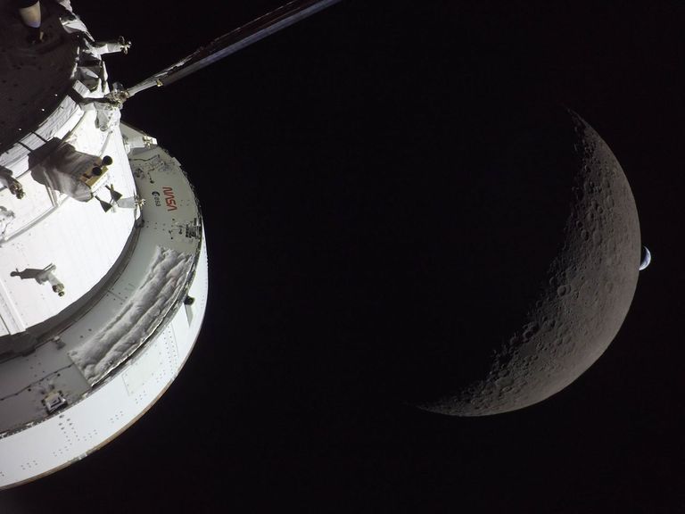 La nave espacial Orion de la NASA captura la Luna y la Tierra en un solo encuadre durante el viaje al espacio profundo de la tripulación de Artemis II a las 6:42 p.m. hora del este en el sexto día de la misión. 