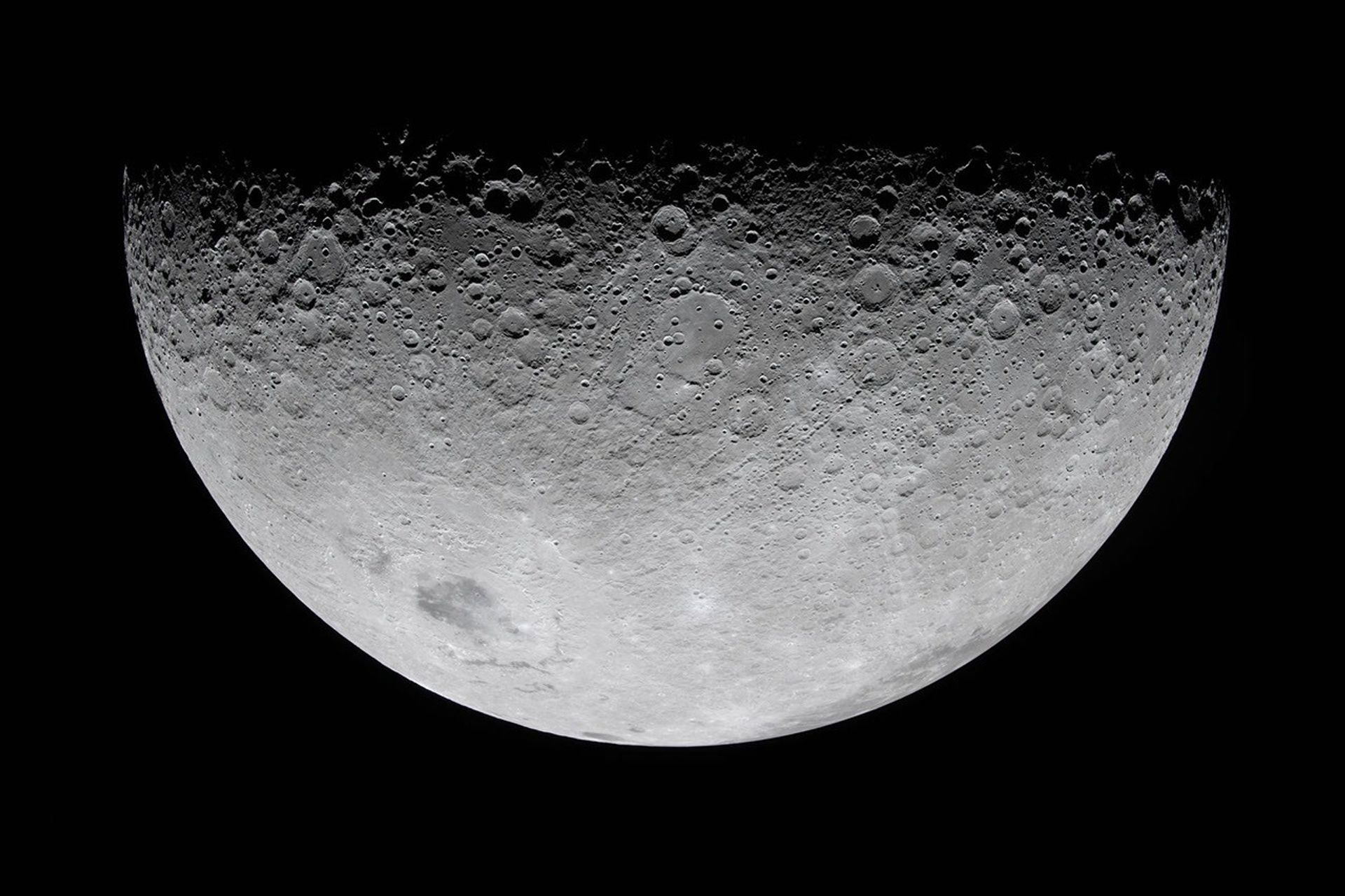 Imagen de la Luna tomada por la tripulación de Artemis II en la que se ve claramente el terminador lunar, que separa el día y la noche.