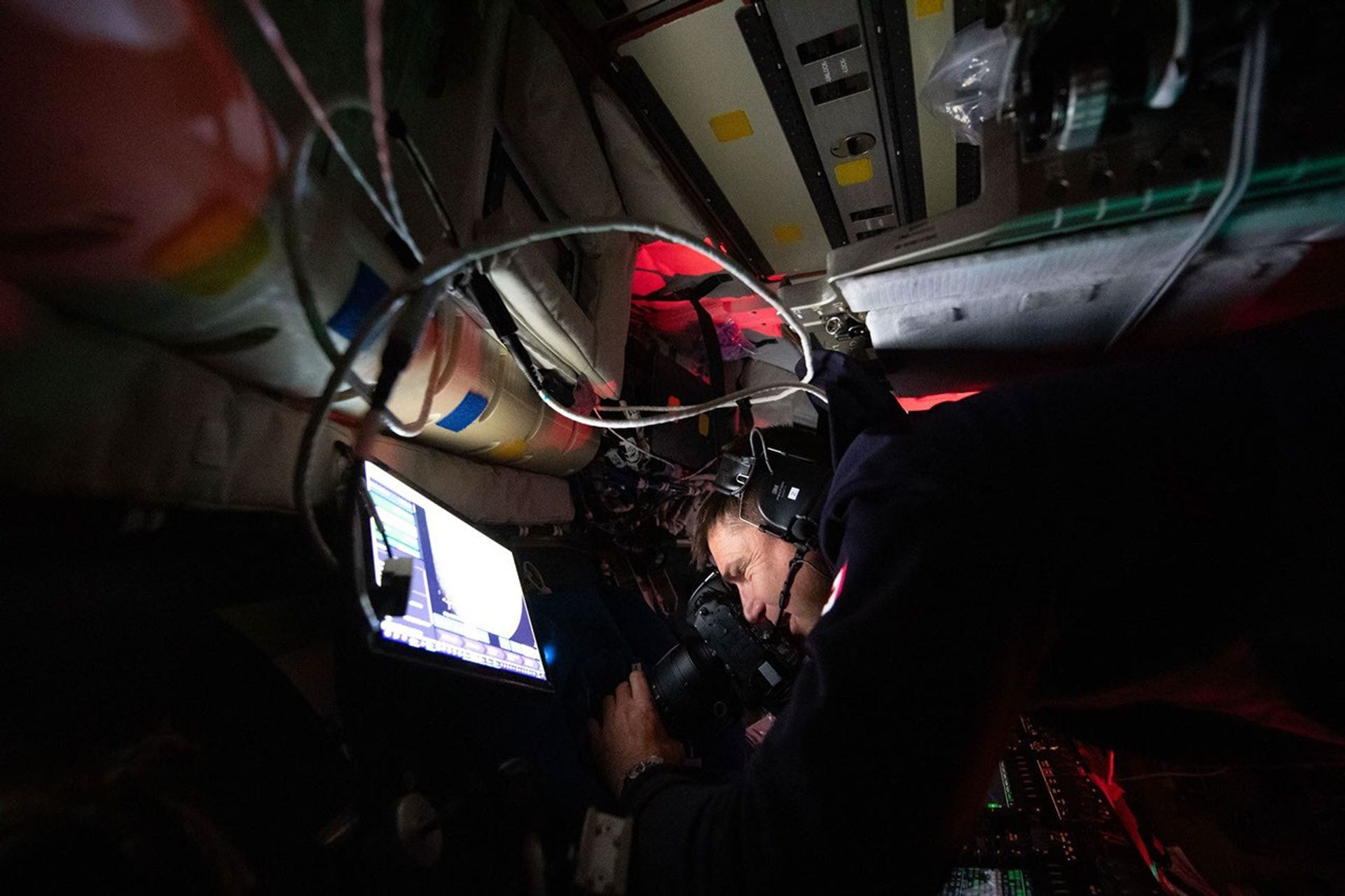 El astronauta de la CSA (Agencia Espacial Canadiense) y especialista de misión de Artemis II, Jeremy Hansen, captura imágenes a través de la ventanilla de la nave espacial Orion durante el sobrevuelo lunar de Artemis II. Hansen y sus compañeros de tripulación pasaron alrededor de siete horas turnándose en las ventanillas de Orion recopilando datos científicos para compartirlos con su equipo en la Tierra. En su aproximación más cercana, llegaron a situarse a 6.545 kilómetros (4.067 millas) de la superficie lunar.