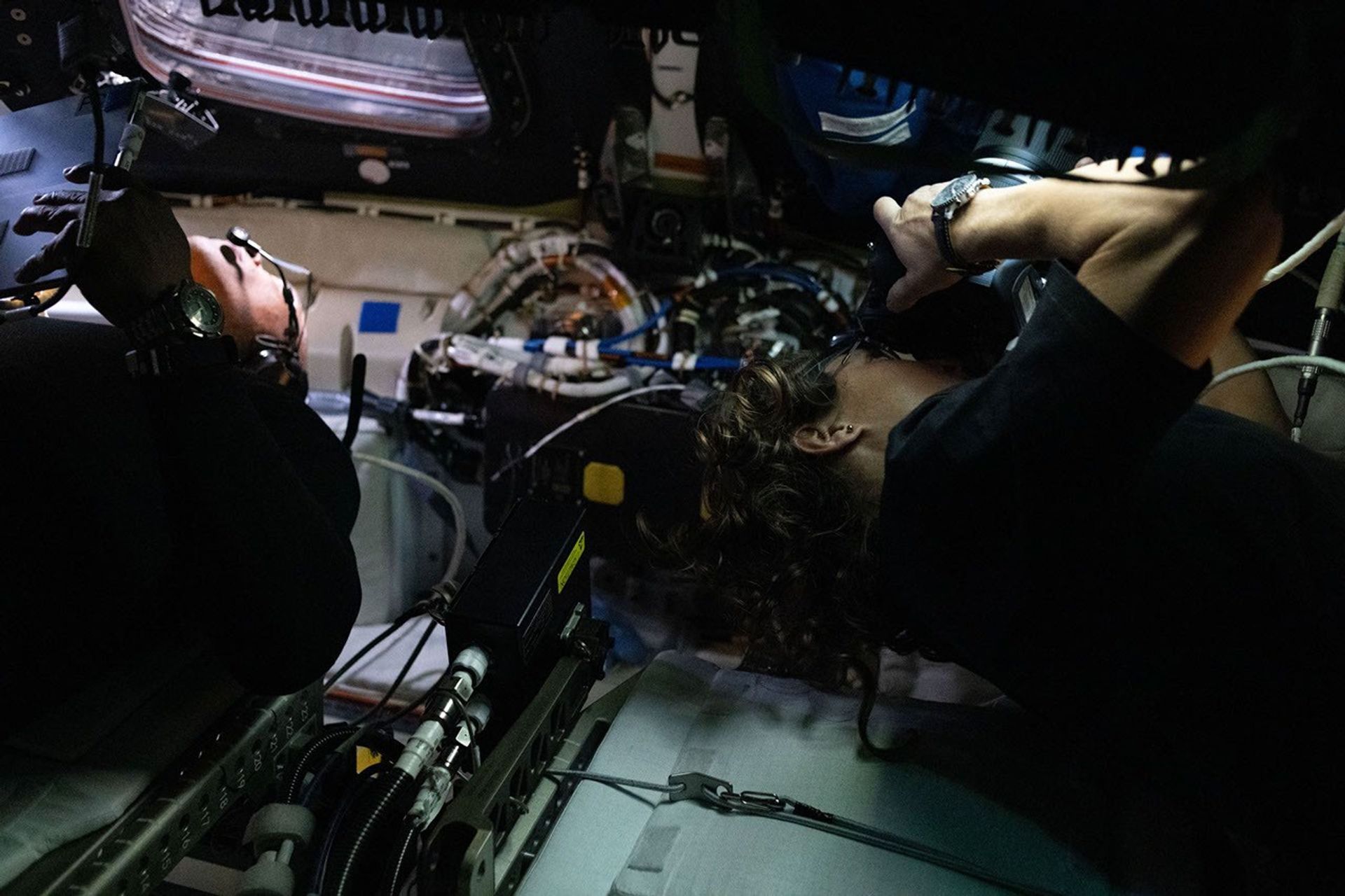 El piloto de Artemis II, Victor Glover, y la especialista de misión, Christina Koch, recopilan imágenes y observaciones de la superficie lunar para compartirlas con el mundo durante el sobrevuelo lunar en el sexto día de la misión. 