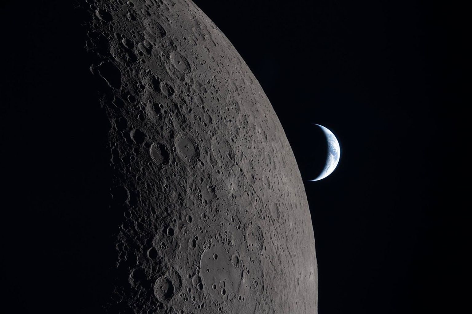 La Tierra vista desde el lado lejano de la Luna durante el vuelo tripulado de Artemis II.