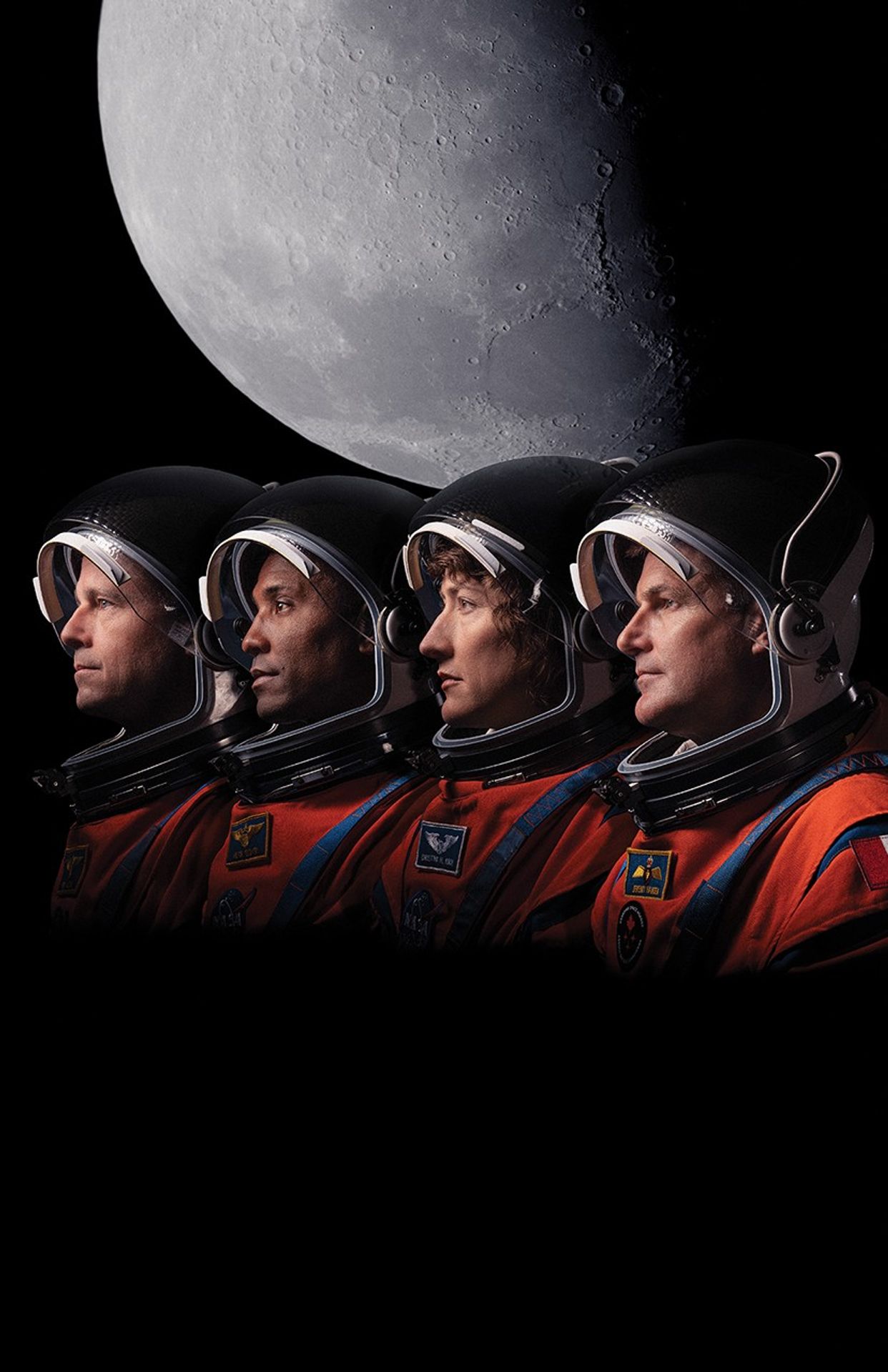 La tripulación de Artemis II con la Luna de fondo.