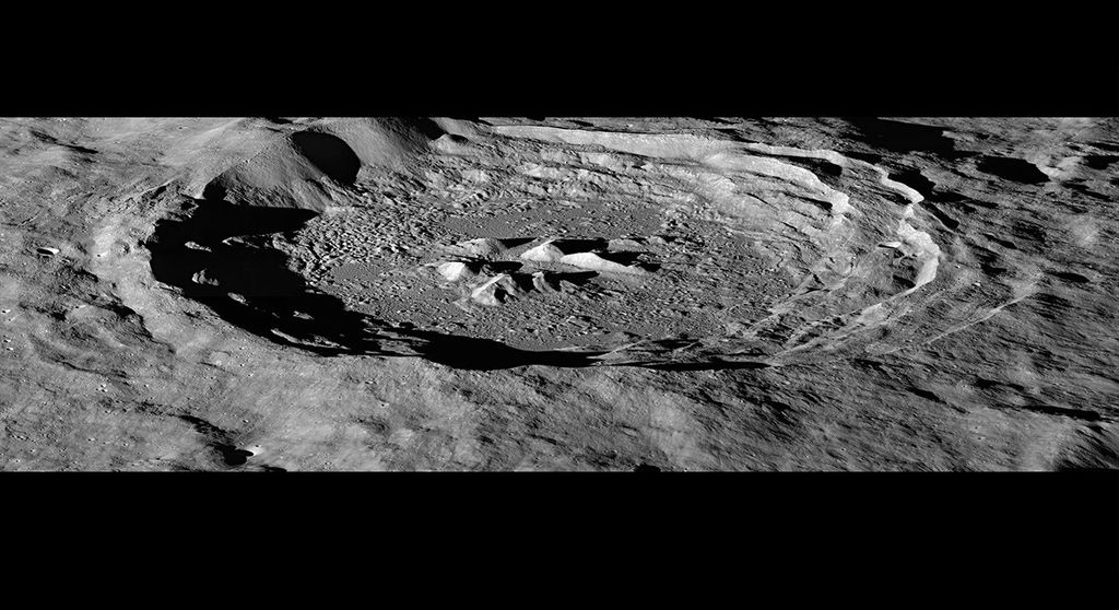 El cráter Hayn, situado justo al noreste de Mare Humboldtianum en la Luna.