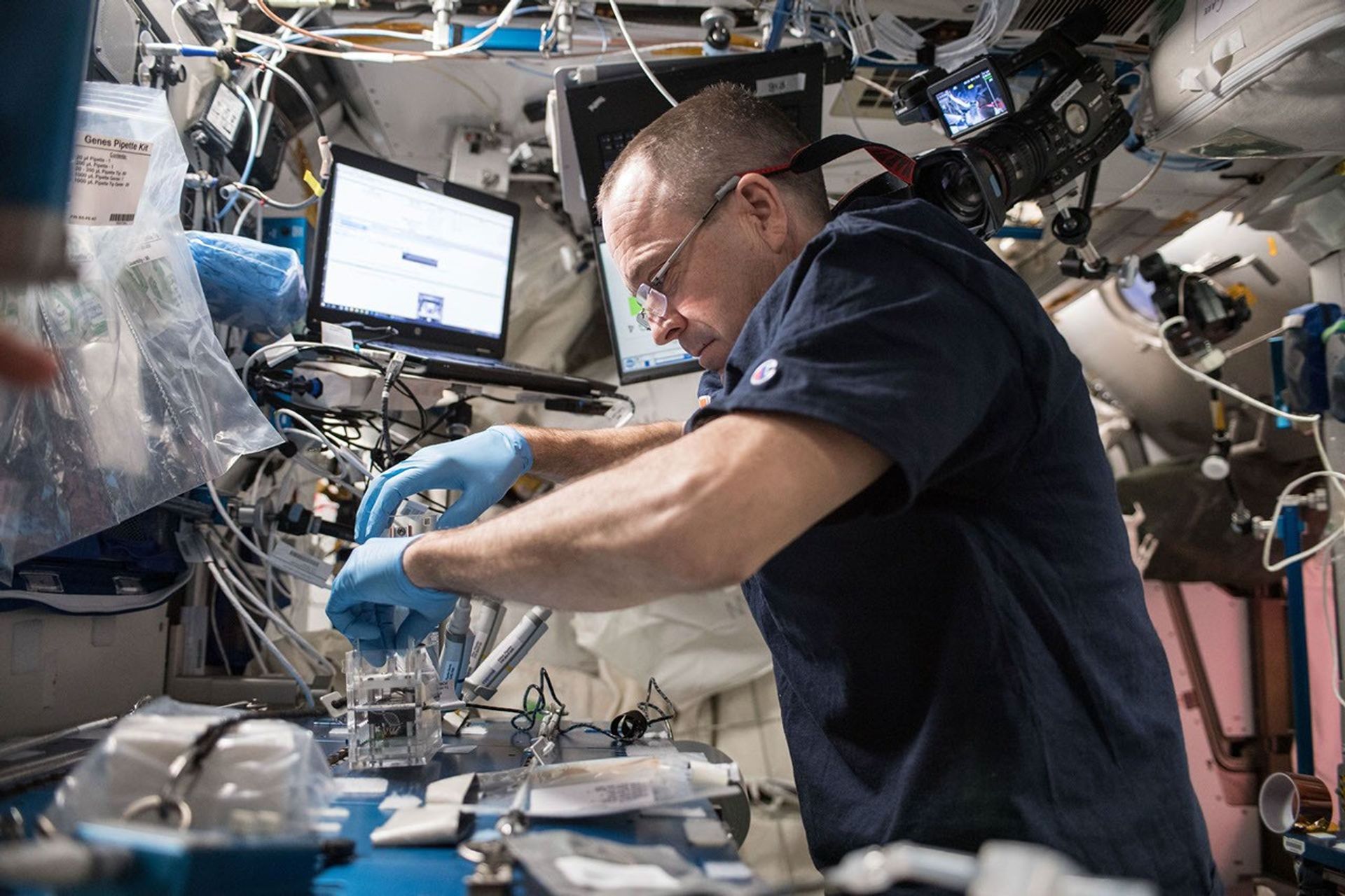 El astronauta de la NASA Ricky Arnold recolectó muestras de microbios en las superficies de la Estación Espacial Internacional. 