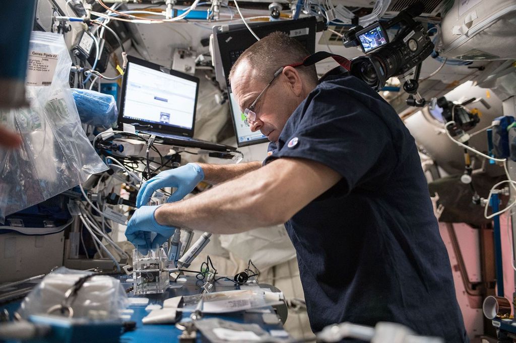 El astronauta de la NASA Ricky Arnold recolectó muestras de microbios en las superficies de la Estación Espacial Internacional.