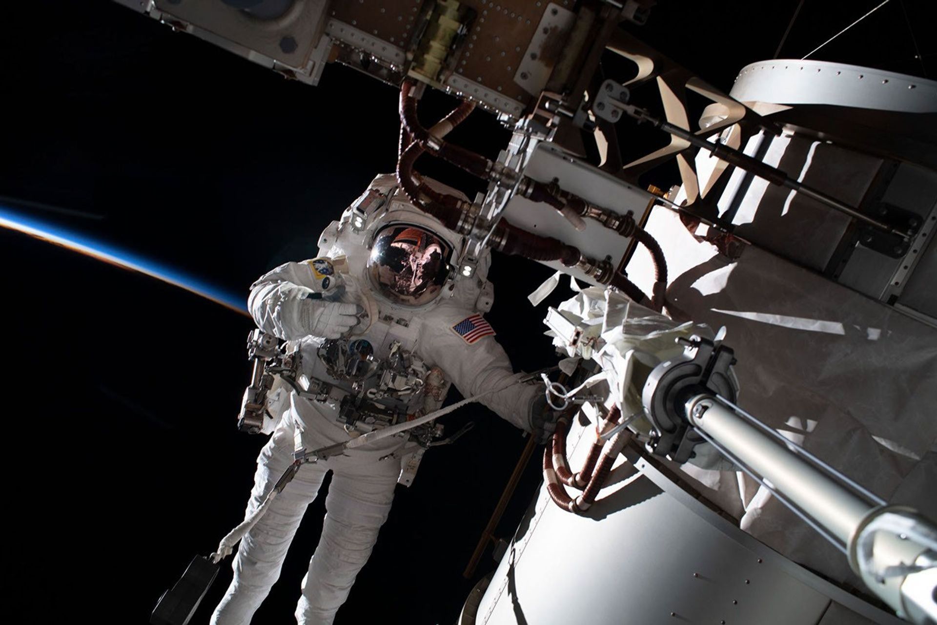 El astronauta de la NASA e ingeniero de vuelo de la Expedición 68, Frank Rubio, aparece en esta imagen durante una caminata espacial, sujeto con un cable a la estructura de la armazón de estribor de la Estación Espacial Internacional. Detrás de Rubio, los últimos rayos de una puesta de sol orbital penetraban la delgada atmósfera de la Tierra mientras la estación espacial sobrevolaba a 415 kilómetros (258 millas) de altura sobre la nación africana de Argelia.