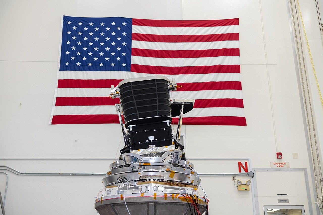El telescopio para la misión SPHEREx de la NASA es sometido a pruebas en el JPL. Está inclinado sobre su base para que pueda ver la mayor cantidad posible del cielo mientras permanece dentro de la protección de tres conos concéntricos que protegen al telescopio de la luz y el calor del Sol y la Tierra.