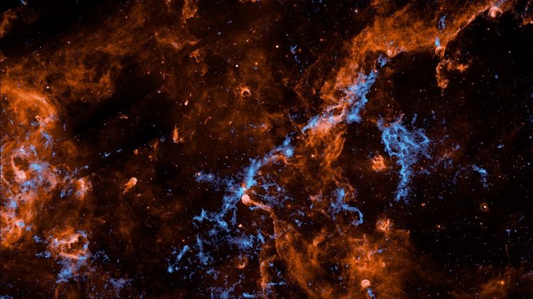 Una observación realizada por SPHEREx de la NASA muestra las firmas químicas del hielo de agua y de los hidrocarburos aromáticos policíclicos en Cygnus X, una de las regiones de formación estelar más activas y turbulentas de nuestra galaxia, la Vía Láctea.