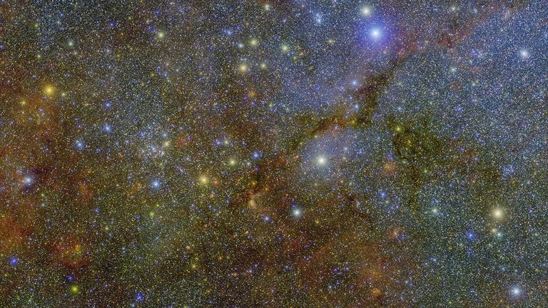 Una observación realizada por SPHEREx de la NASA muestra las firmas químicas de hielo de agua e hidrocarburos aromáticos policíclicos en Cygnus X, una de las regiones de nacimiento de estrellas más activas y turbulentas de nuestra galaxia, la Vía Láctea.