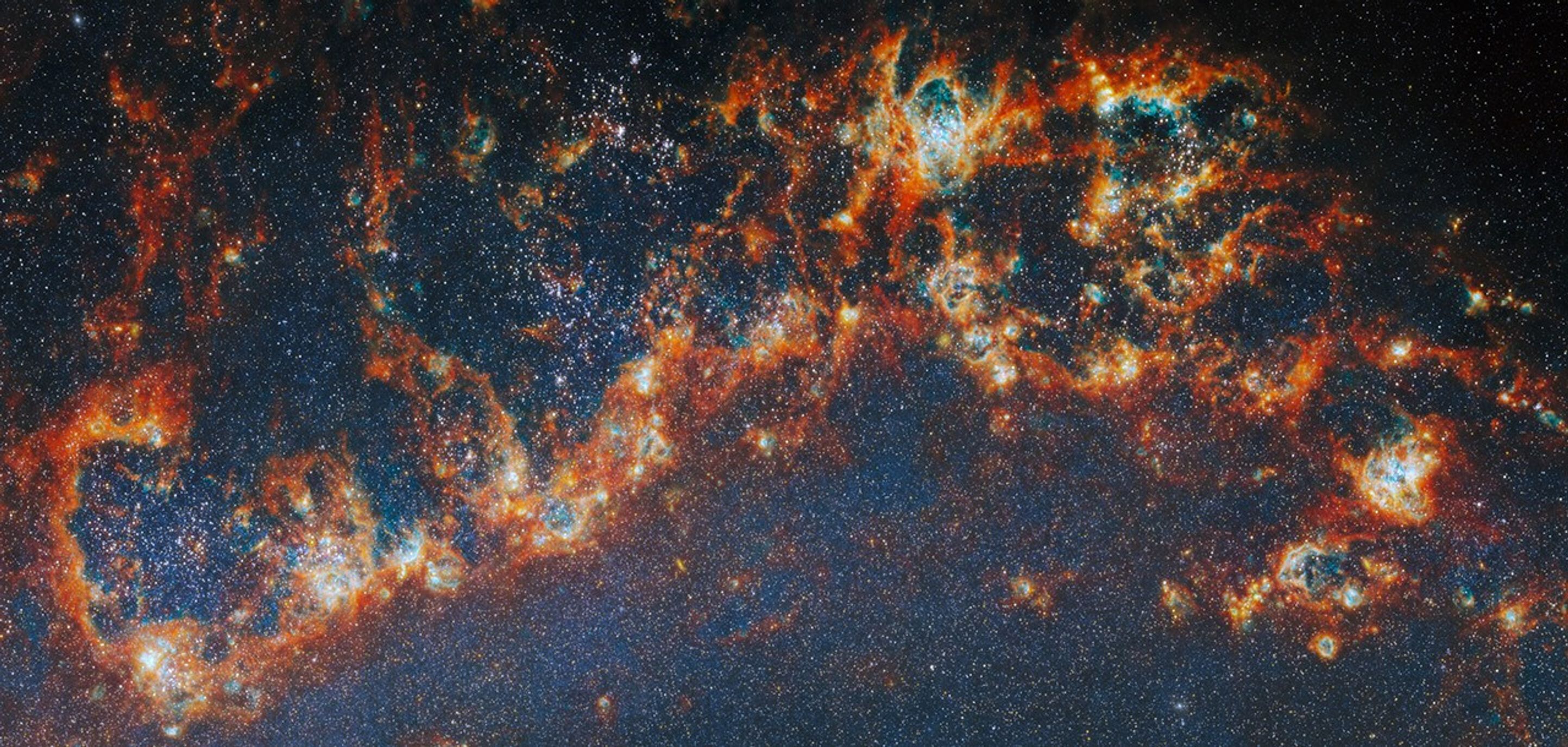 Esta imagen en infrarrojo cercano, publicada el 6 de mayo de 2026, muestra una sección de uno de los brazos espirales de Messier 51 (M51). M51 es una de las cuatro galaxias cercanas observadas por el telescopio espacial James Webb de la NASA en un estudio de casi 9.000 cúmulos estelares.