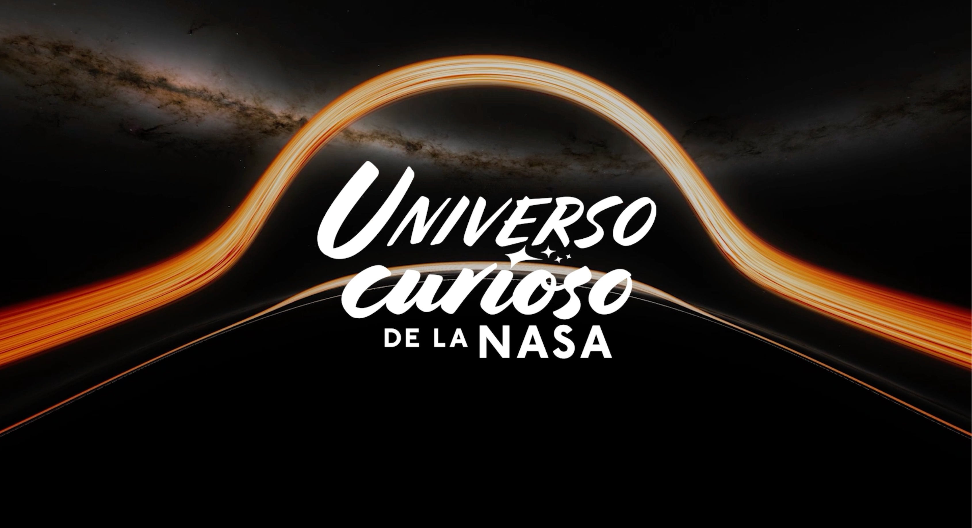 Visualización de un agujero negro supermasivo con disco de acreción en naranja y rojo, con el logo del pódcast “Universo curioso de la NASA” en texto blanco superpuesto en el centro.