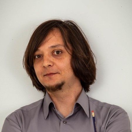 Headshot of Alp Tezbasaran.
