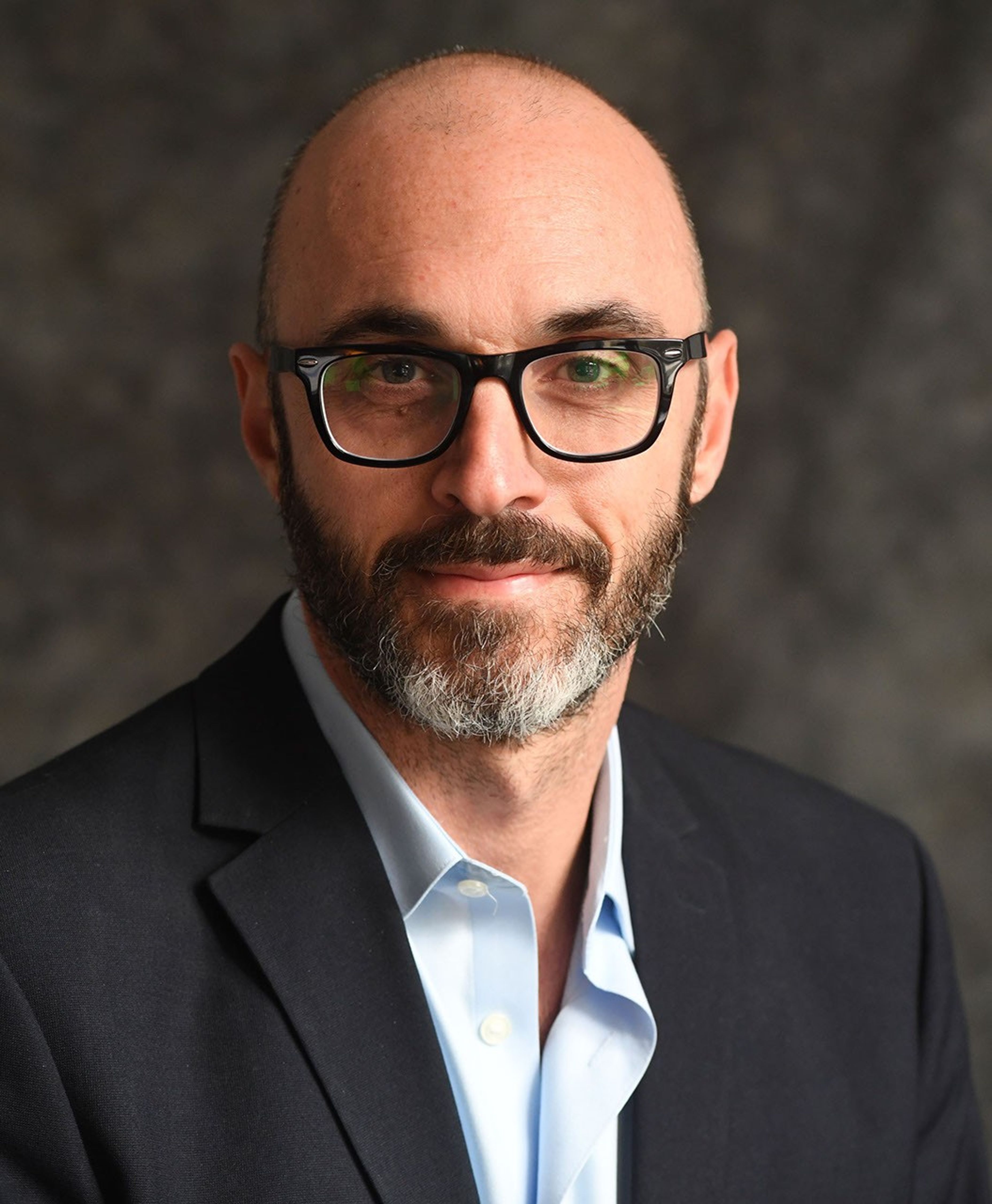 Portrait photo of a man wearing glasses