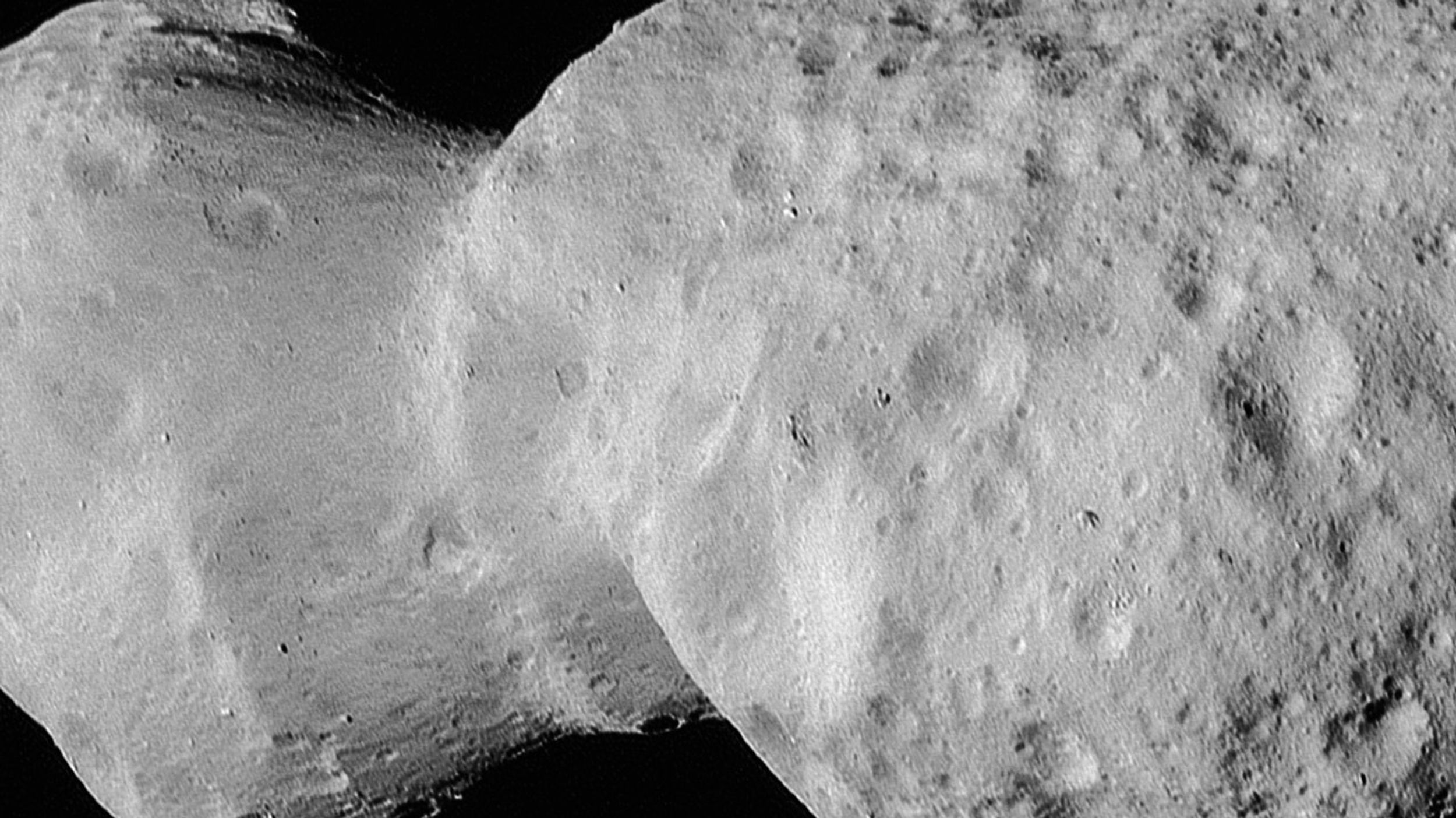 Imagen de alta resolución en blanco y negro del asteroide Donaldjohanson capturada por la nave espacial Lucy de la NASA el 20 de abril de 2025. El asteroide se ve como un binario de contacto con dos lóbulos característicos que están conectados por una formación inusual en su unión. La superficie es gris con numerosos cráteres pequeños y características superficiales visibles en ambos lóbulos. Su forma única en forma de mancuerna revela que es posible que lo que antes se pensaba que era un simple binario de contacto (dos asteroides fusionados) pueda tener una historia geológica más compleja. Esta imagen en primer plano, tomada durante el sobrevuelo de Lucy a través del cinturón principal de asteroides en su camino hacia los asteroides troyanos de Júpiter, ofrece detalles sin precedentes de las características de la superficie del asteroide contra el fondo negro del espacio. El asteroide lleva el nombre de Donald Johanson, quien descubrió el fósil de Lucy, un antepasado humano que, a su vez, da nombre a esta nave espacial.