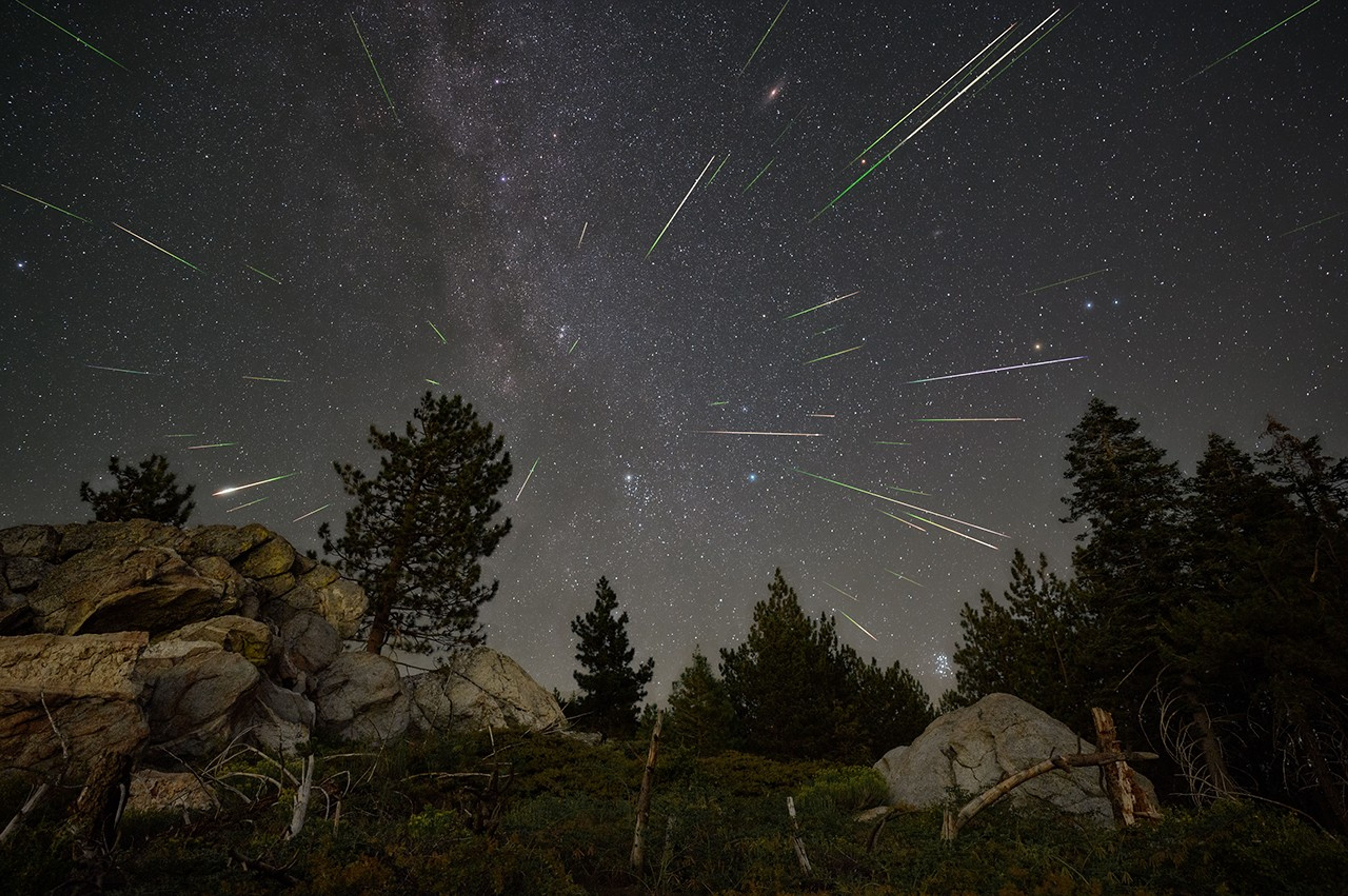 El cielo nocturno atravesado por varias líneas brillantes.