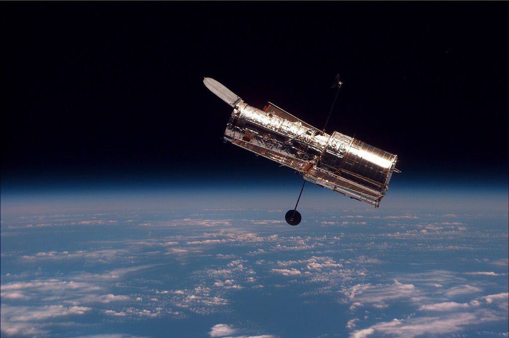 NASA Explores Potential Commercial Servicing for Hubble Telescope
