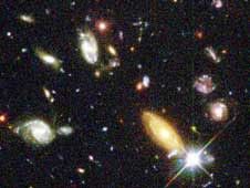 Hubble ayudó a encontrar la primera evidencia de que la expansión del universo no se está desacelerando, como se esperaba, sino que se está acelerando debido a una fuerza desconocida: la energía oscura.