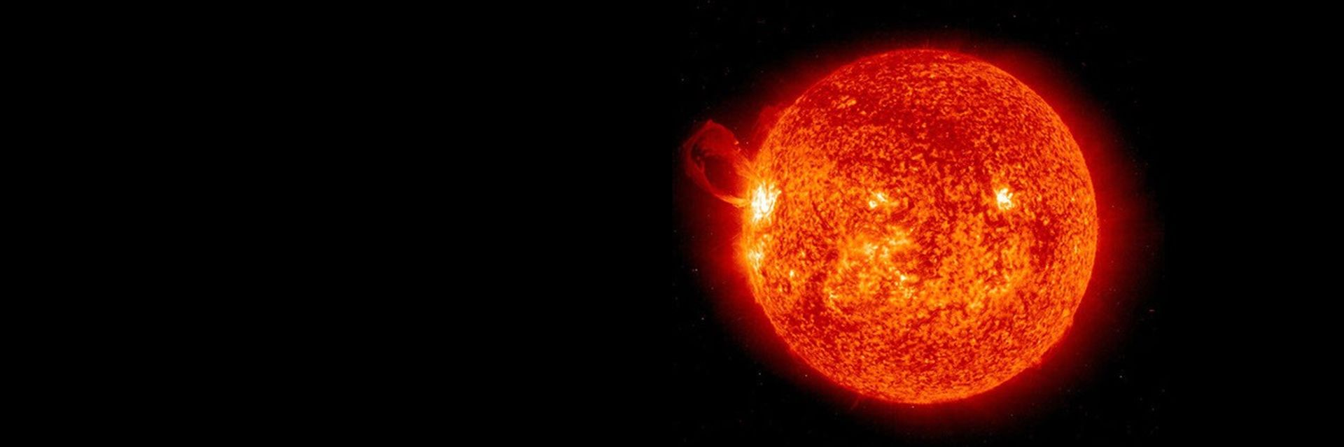 Imagen del Sol contra la oscuridad del espacio.
