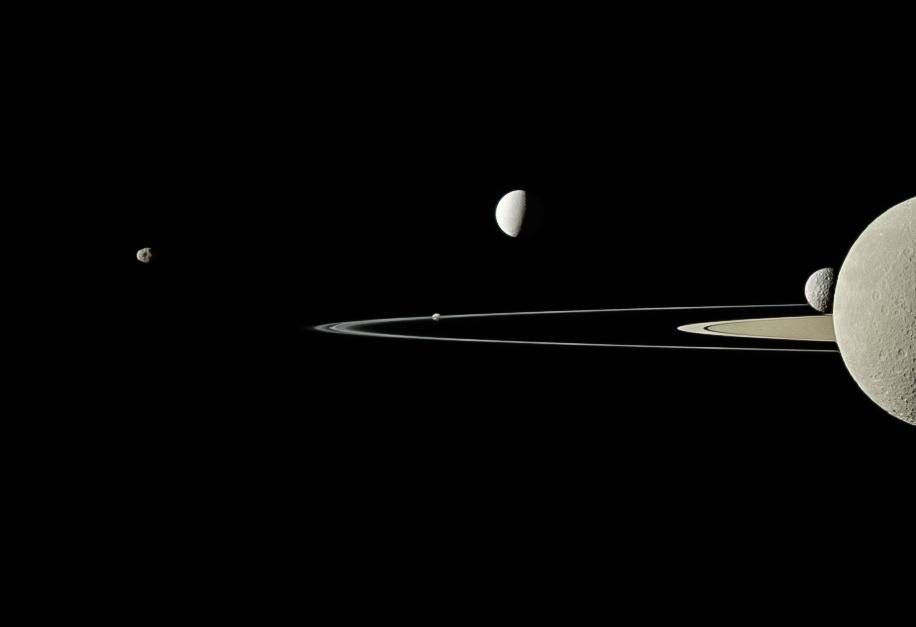 El Sol no tiene lunas, pero girando en órbita a su alrededor hay ocho planetas, al menos cinco planetas enanos, decenas de miles de asteroides y quizás tres billones (millones de millones) de cometas y cuerpos celestes cubiertos de hielo.