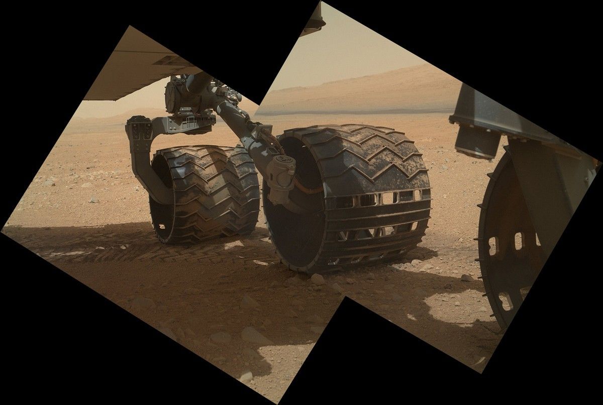 Las imágenes muestras dos de las seis ruedas del rover Curiosity de la NASA, con el código morse de JPL a la vista.