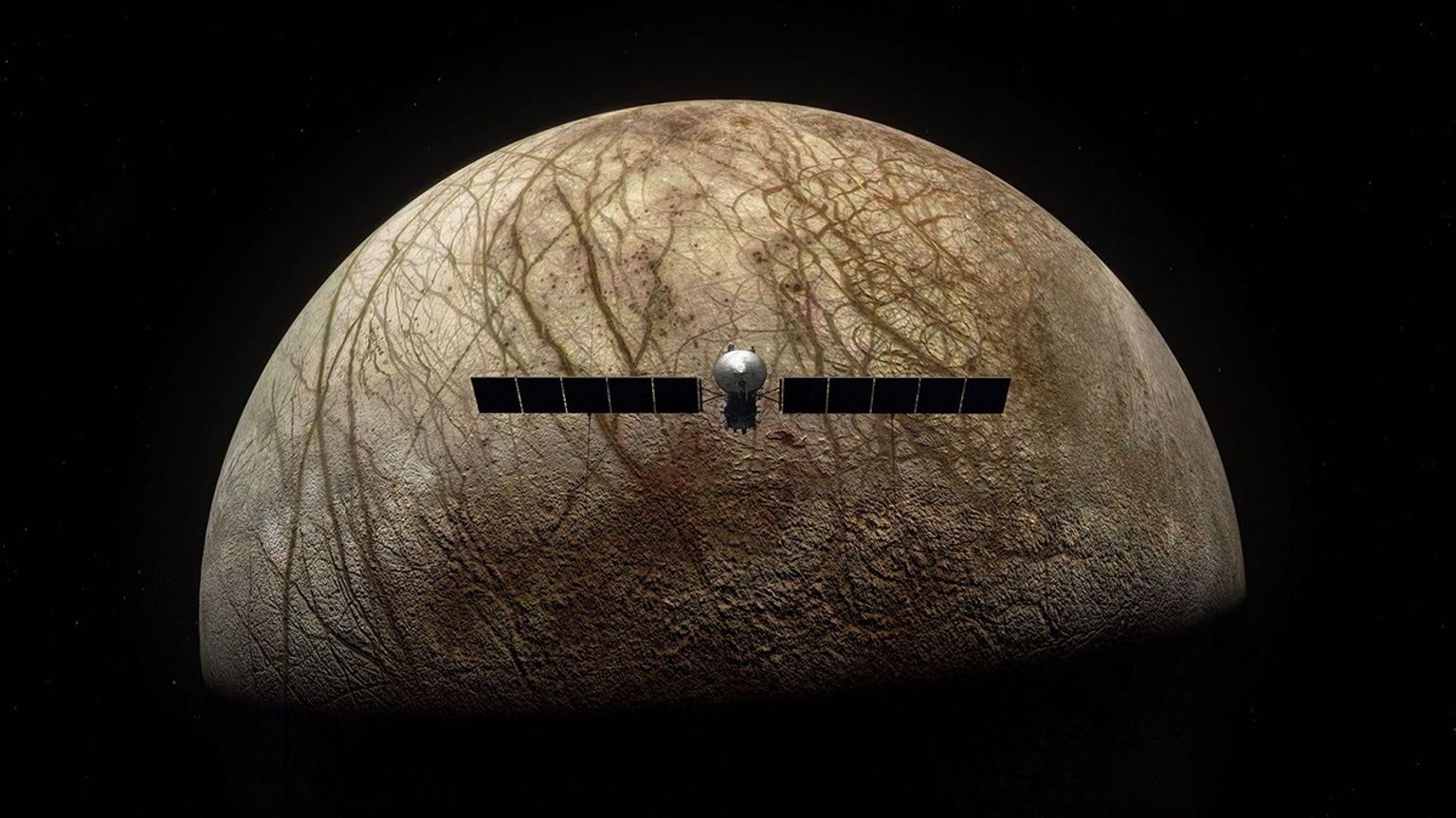 Una ilustración de la nave espacial de la NASA Europa Clipper frente a la Luna de Júpiter Europa.