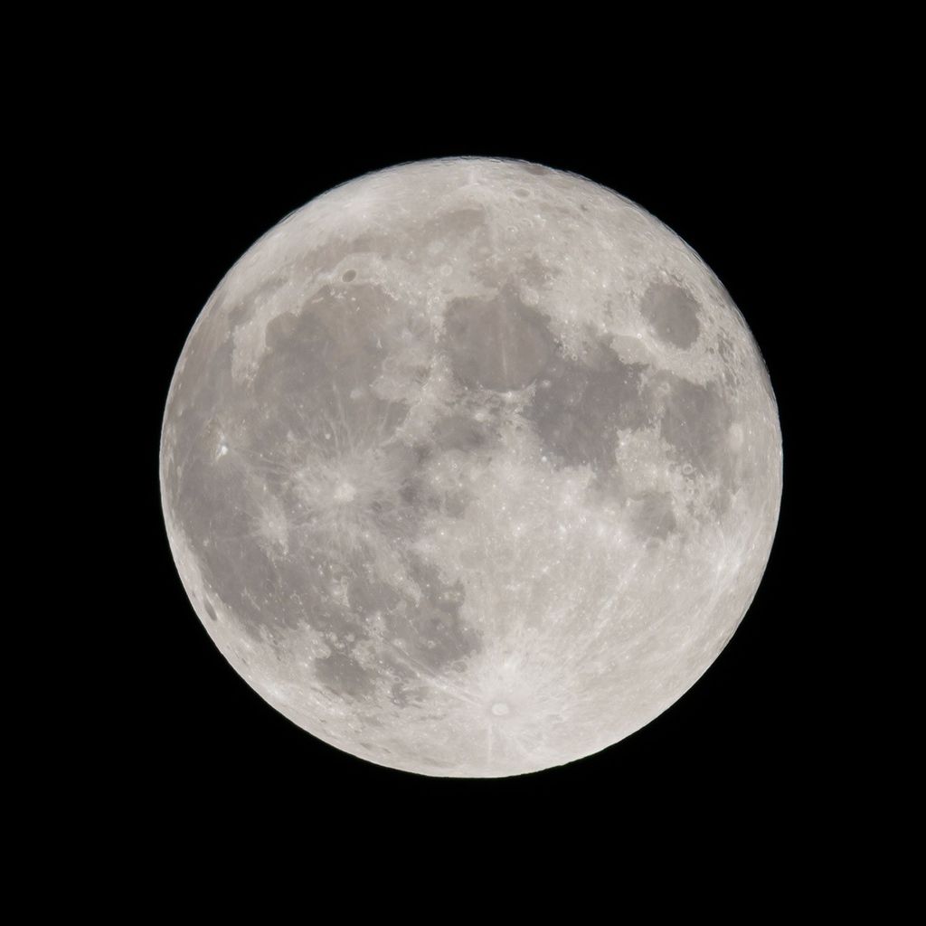 La atmósfera de la Luna está compuesta casi en su totalidad por helio, neón y argón, con cantidades ínfimas de otros elementos.