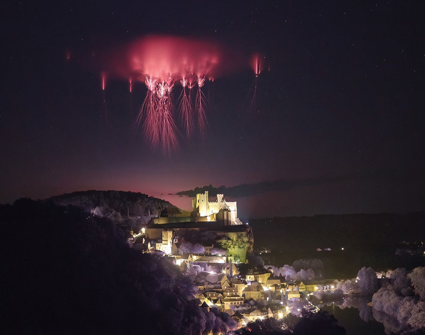 Un científico ciudadano fotografía unos evasivos fenómenos eléctricos en la capa superior de la atmósfera sobre el castillo de Beynac.