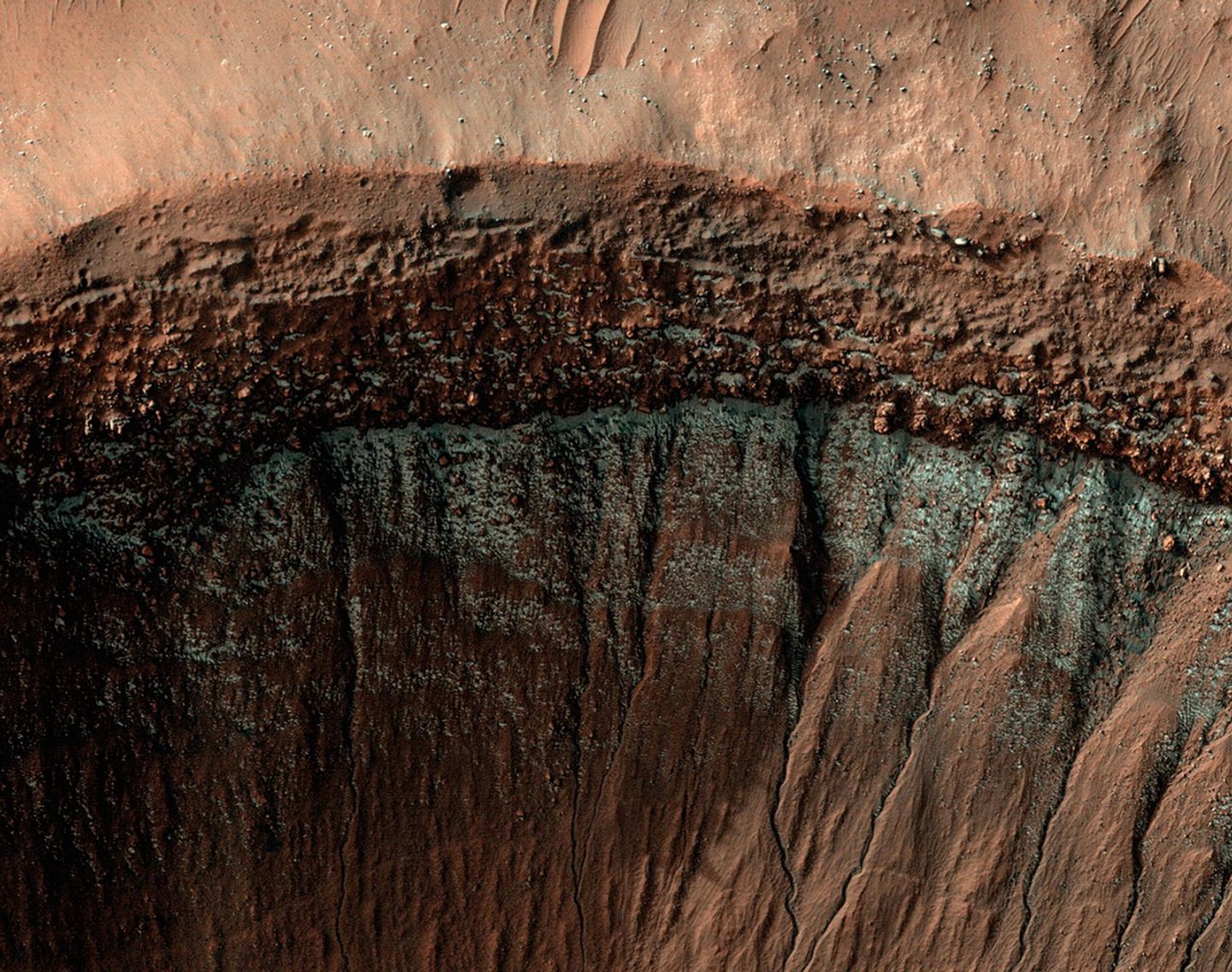 Una capa de escarcha de dióxido de carbono (hielo seco) en la superficie de Marte.