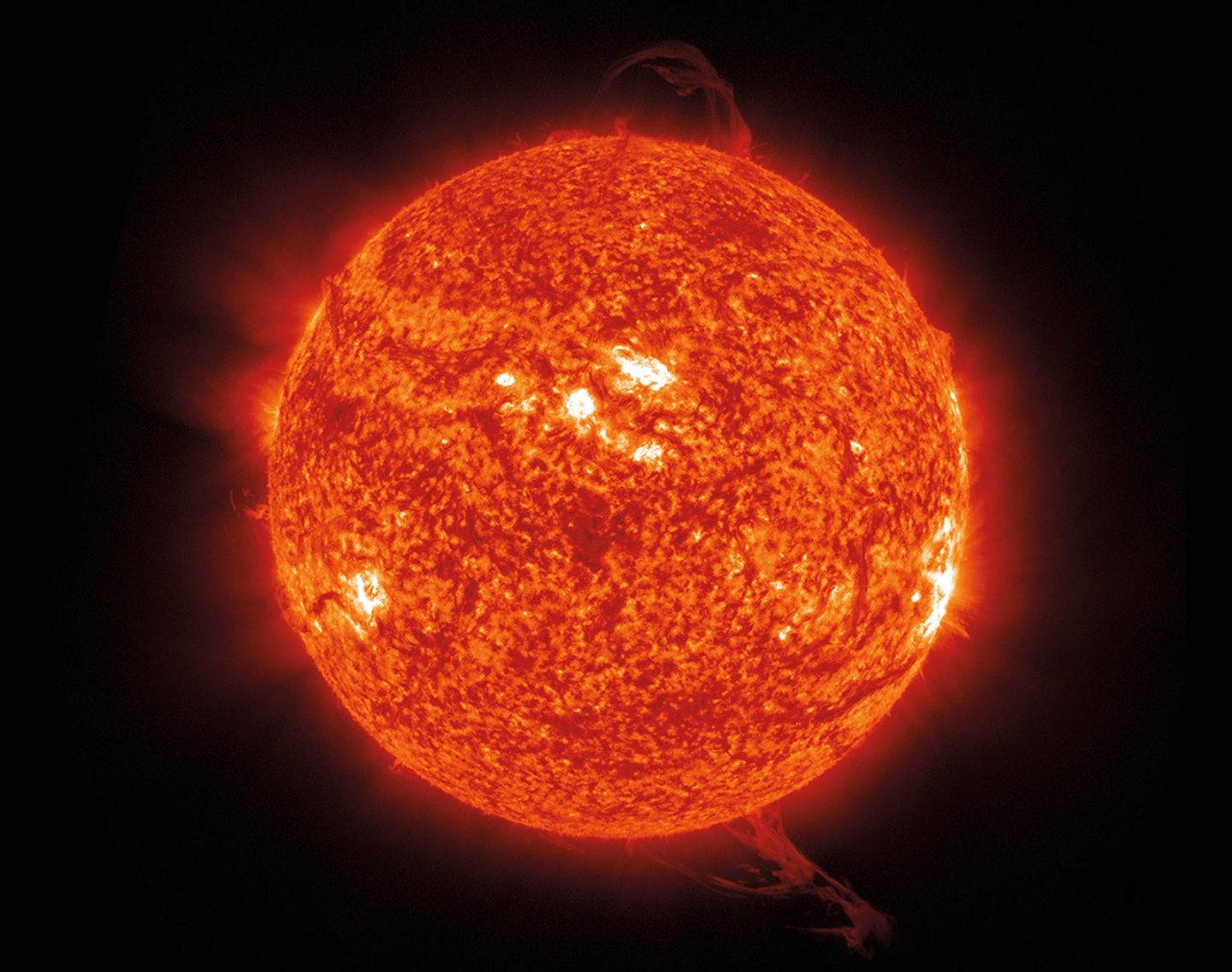 Imagen del Sol contra el fondo negro del espacio.