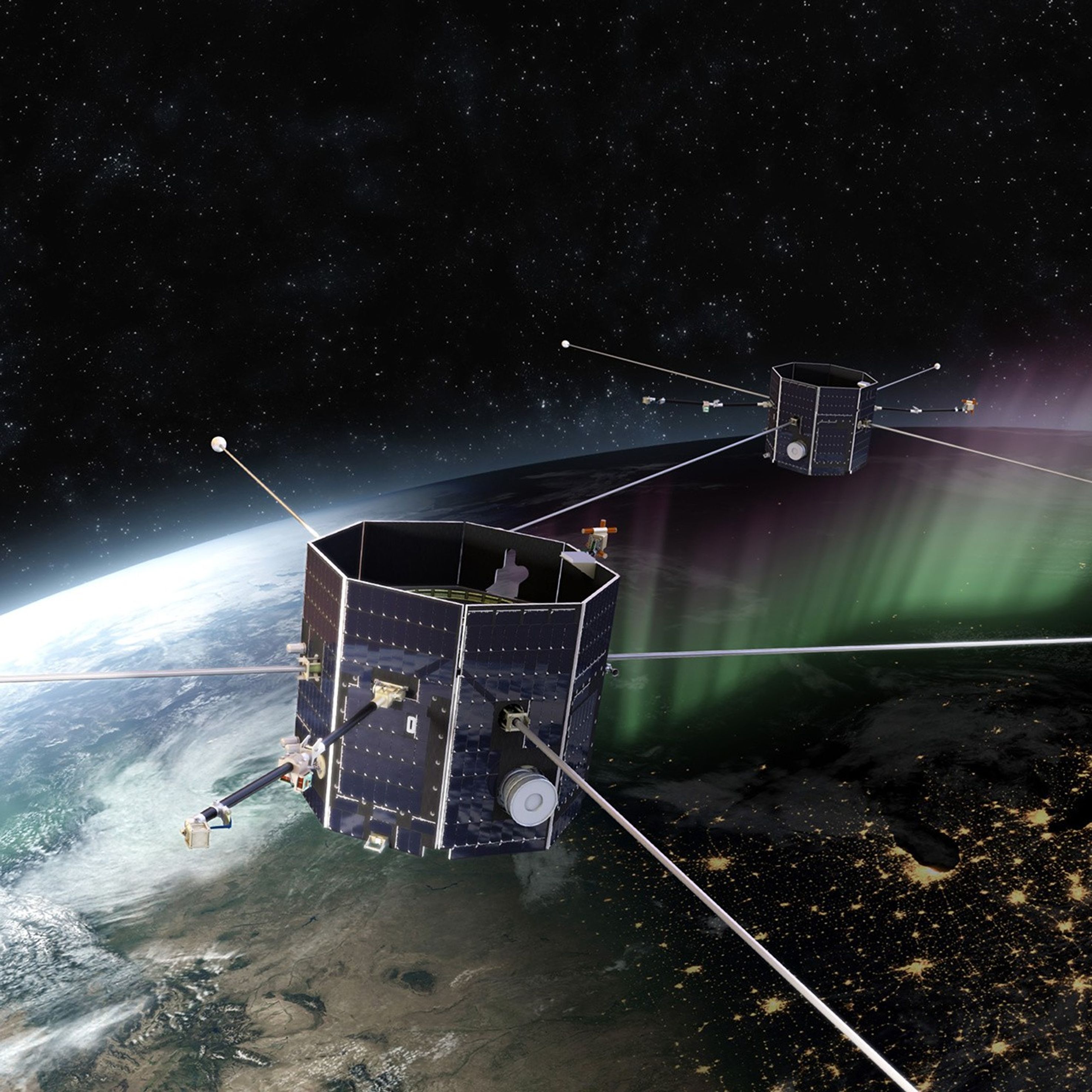En este concepto artístico, las dos naves espaciales TRACERS orbitan sobre la Tierra. La Tierra ocupa la mayor parte de la imagen, con motas de cielo estrellado visibles sobre el planeta. Las naves espaciales son octogonales, con antenas largas que sobresalen por cuatro lados y antenas más cortas que sobresalen por dos lados.