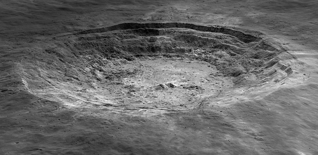 El cráter Aristarchus tiene paredes en terrazas desmoronadas y picos en su centro. El terreno parece cubierto de escombros y lleno de hoyos.